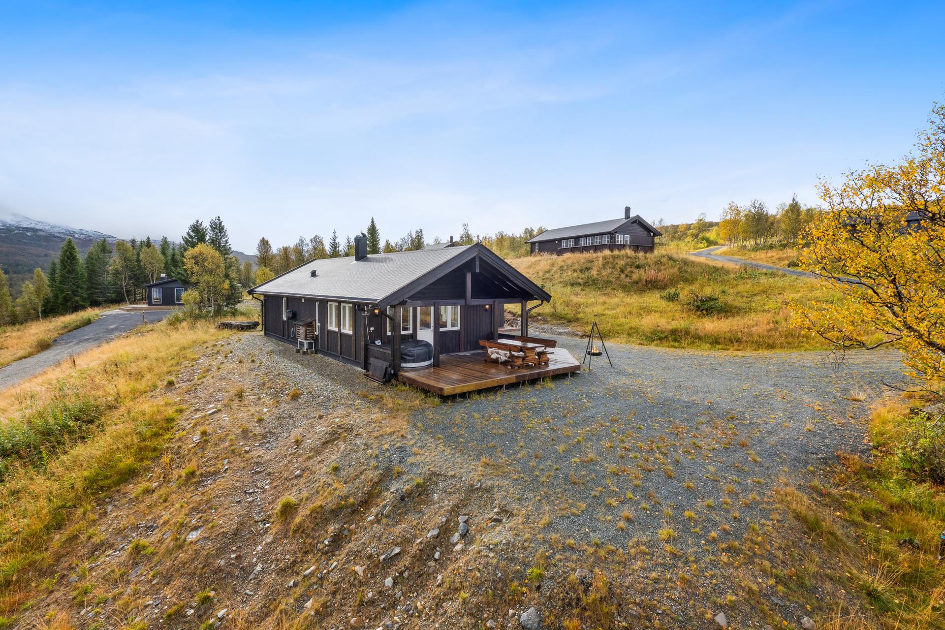 Hytten er fra 2018 og eiendommen består av en stor selveier tomt på 1,189 kvm.. Bilde nummer 3 av 3
