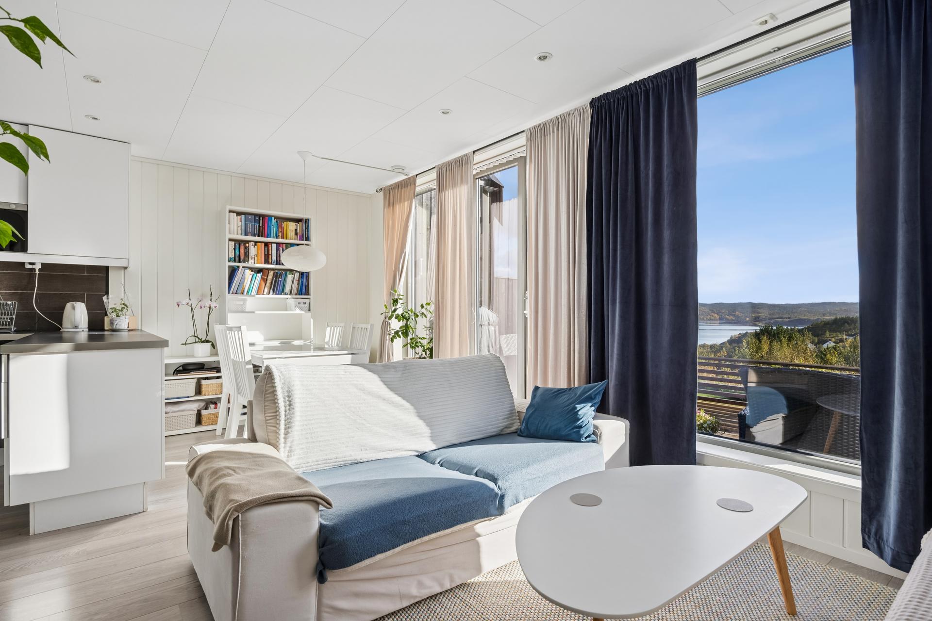 Stuen bytt på flott utsikt, blant annet mot Fillan sentrum. Bilde nummer 3 av 3