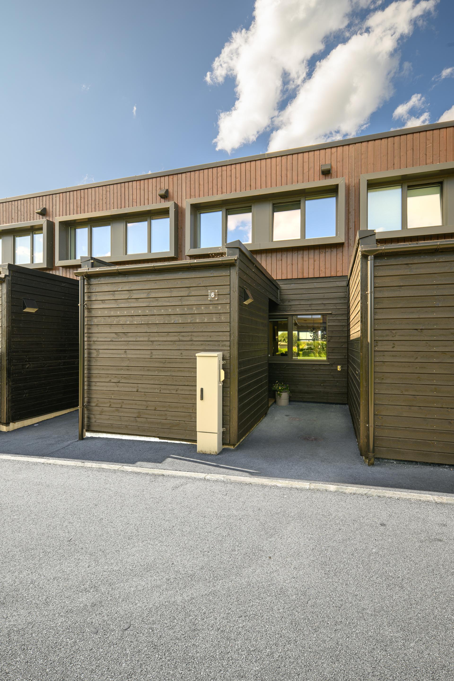 Ved inngangspartiet er det en praktisk, utvendig bod på ca. 5 m².. Bilde nummer 3 av 3