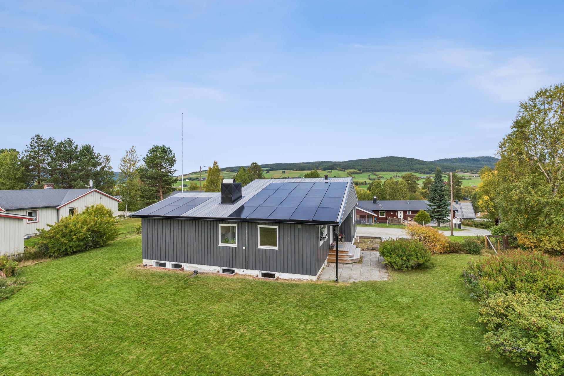 Innholdsrik enebolig over to plan med vannbåren varme fra bergvarmepumpe og nytt tak i 2024 med solcelleanlegg. . Bilde nummer 1 av 3
