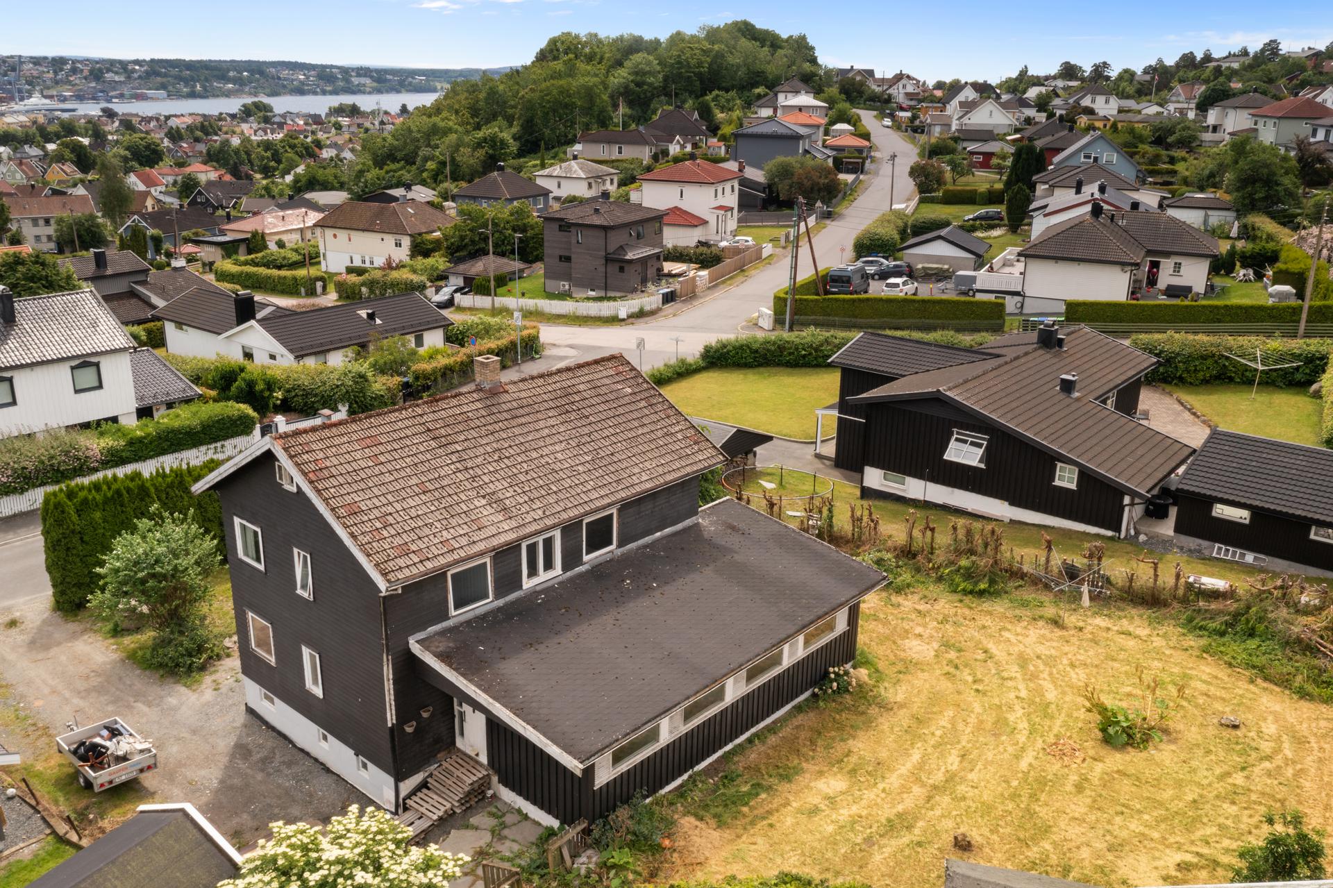 Eiendommen ligger høyt og fritt med utsikt mot sentrum.. Bilde nummer 3 av 3