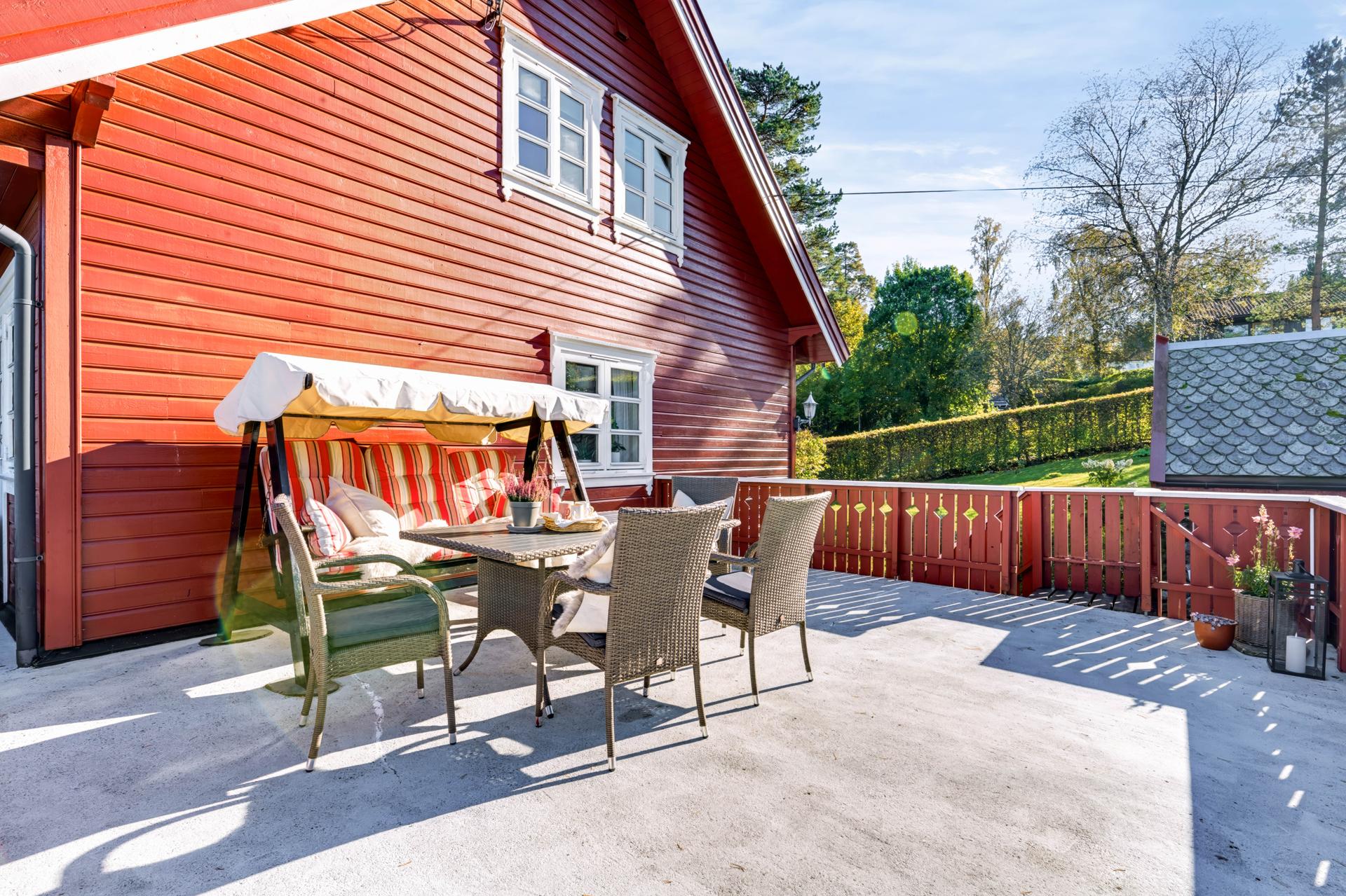Stor, solrik terrasse.. Bilde nummer 3 av 3