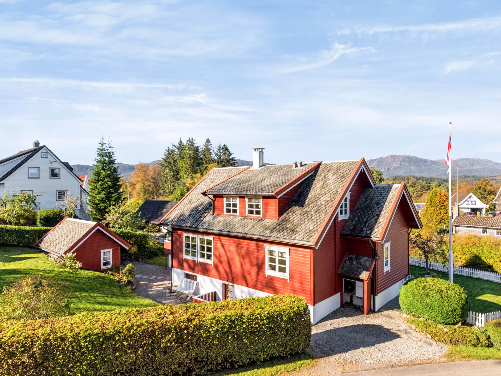 Innholdsrik enebolig over tre plan, beliggende på en pent opparbeidet tomt.. Bilde nummer 2 av 3
