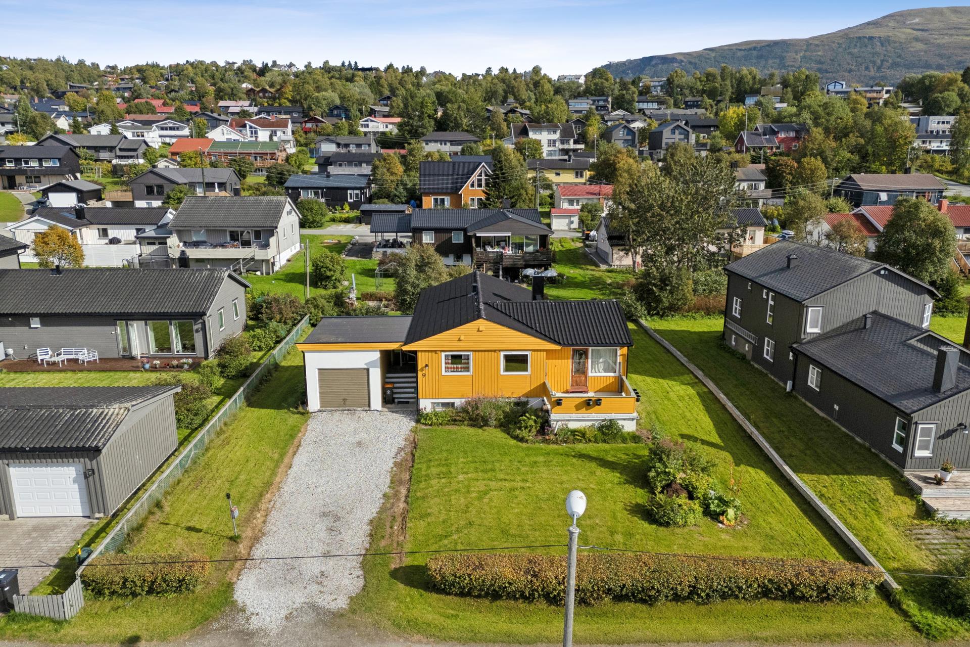 Taket er oppgradert med nye, steinbelagte stålplater i 2023.. Bilde nummer 2 av 3
