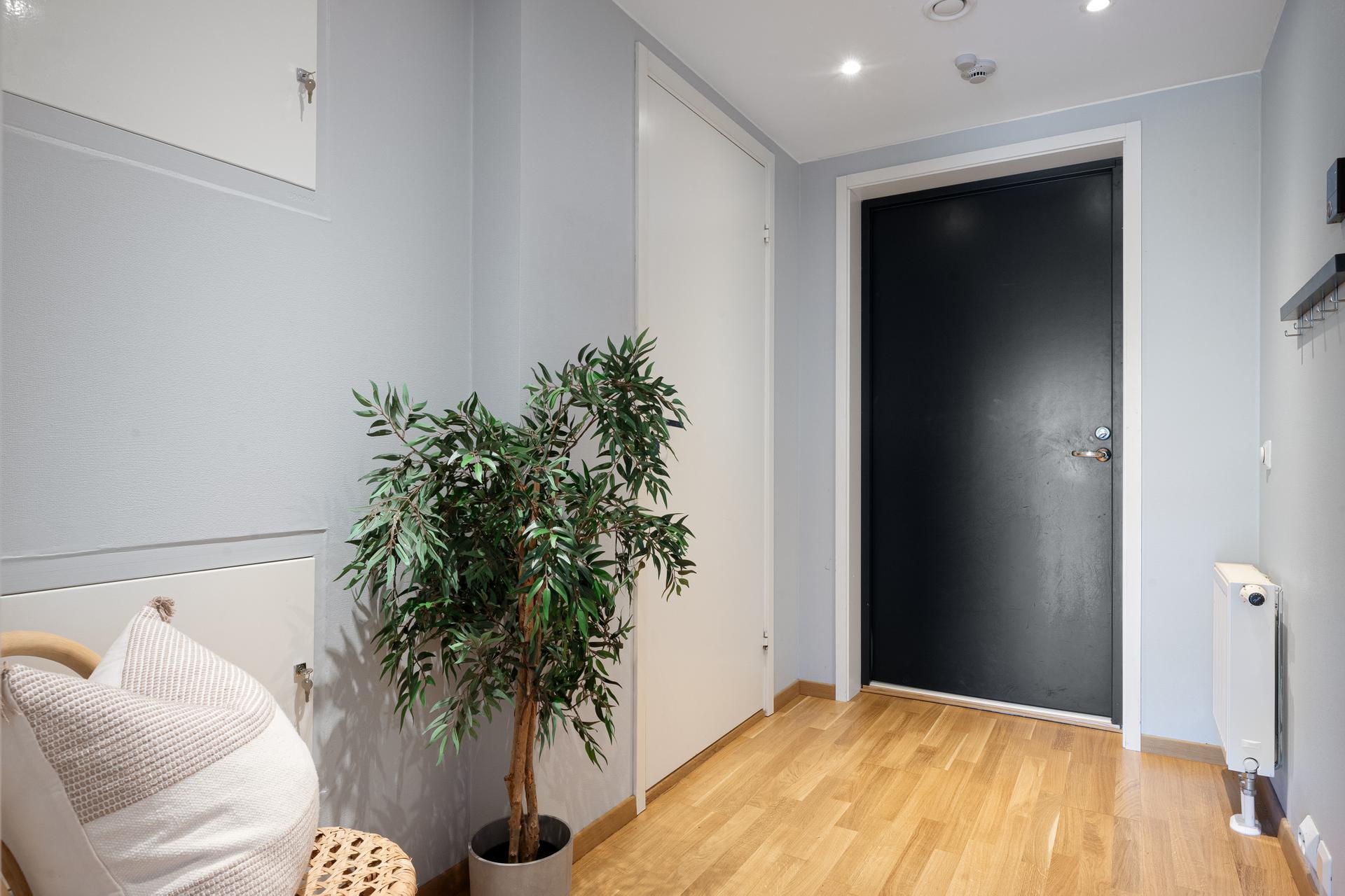 Romslig entré med plass til oppbevaring av yttertøy og sko. Herfra er det adkomst til bad, innvendig bod og boligens øvrige rom. Her har du varme fra radiator, gjennom fjernvarme.. Bilde nummer 3 av 3