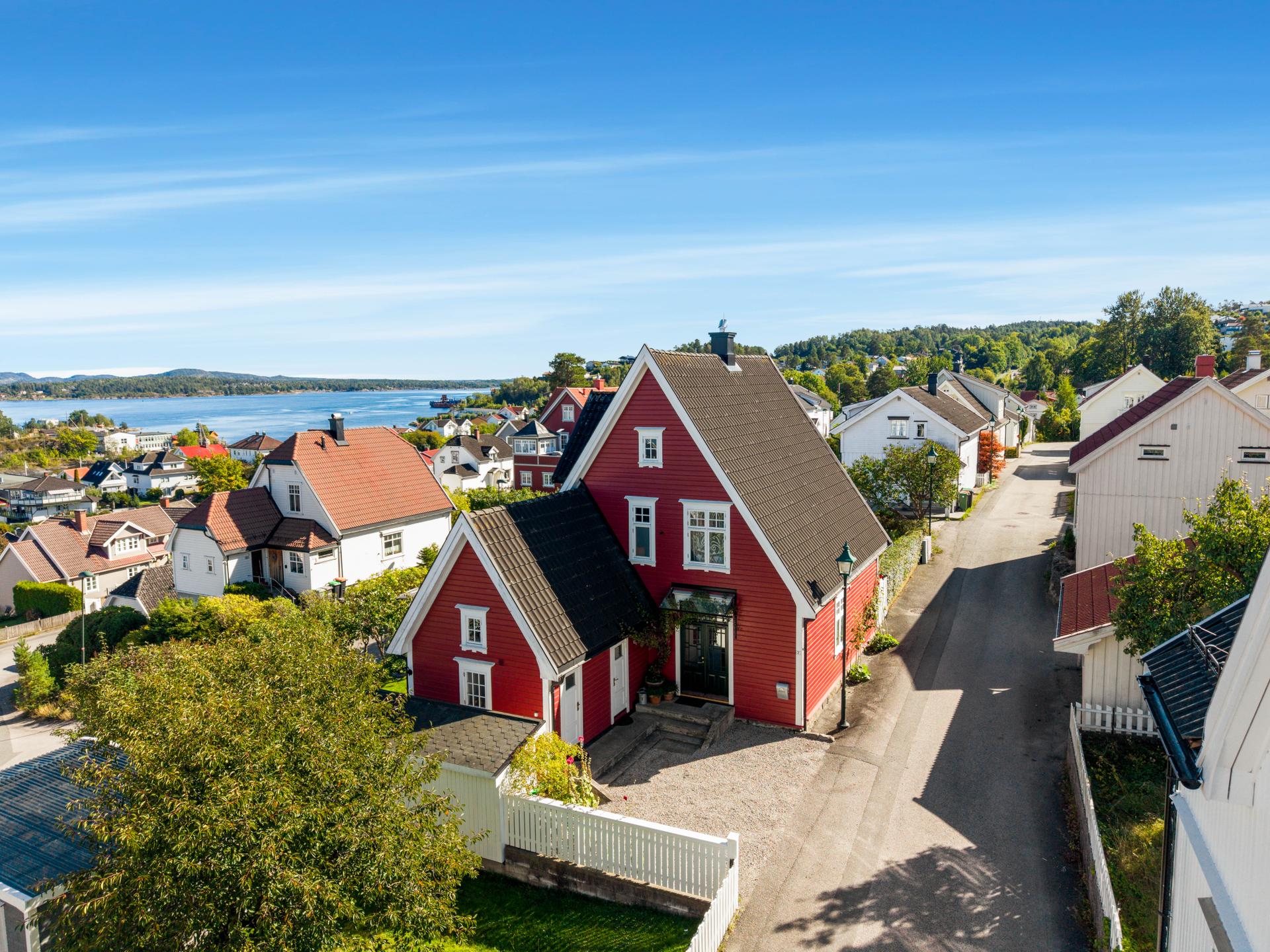 Eiendommen ligger i et etablert og idyllisk boligstrøk på Stathelle i Bamble.. Bilde nummer 1 av 3