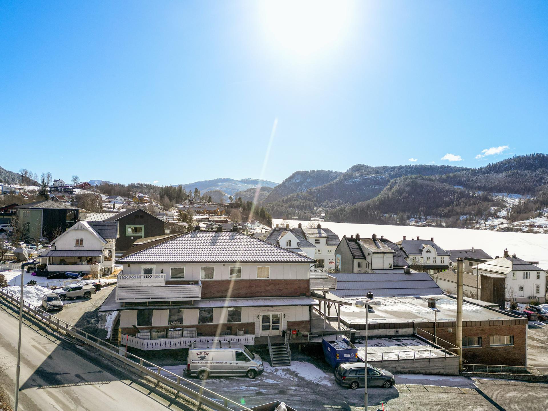 To hyggelige leiligheter og en næring/kontorseksjon selges, beliggende meget sentralt i Kviteseid sentrum med kort vei til det meste. . Bilde nummer 3 av 3