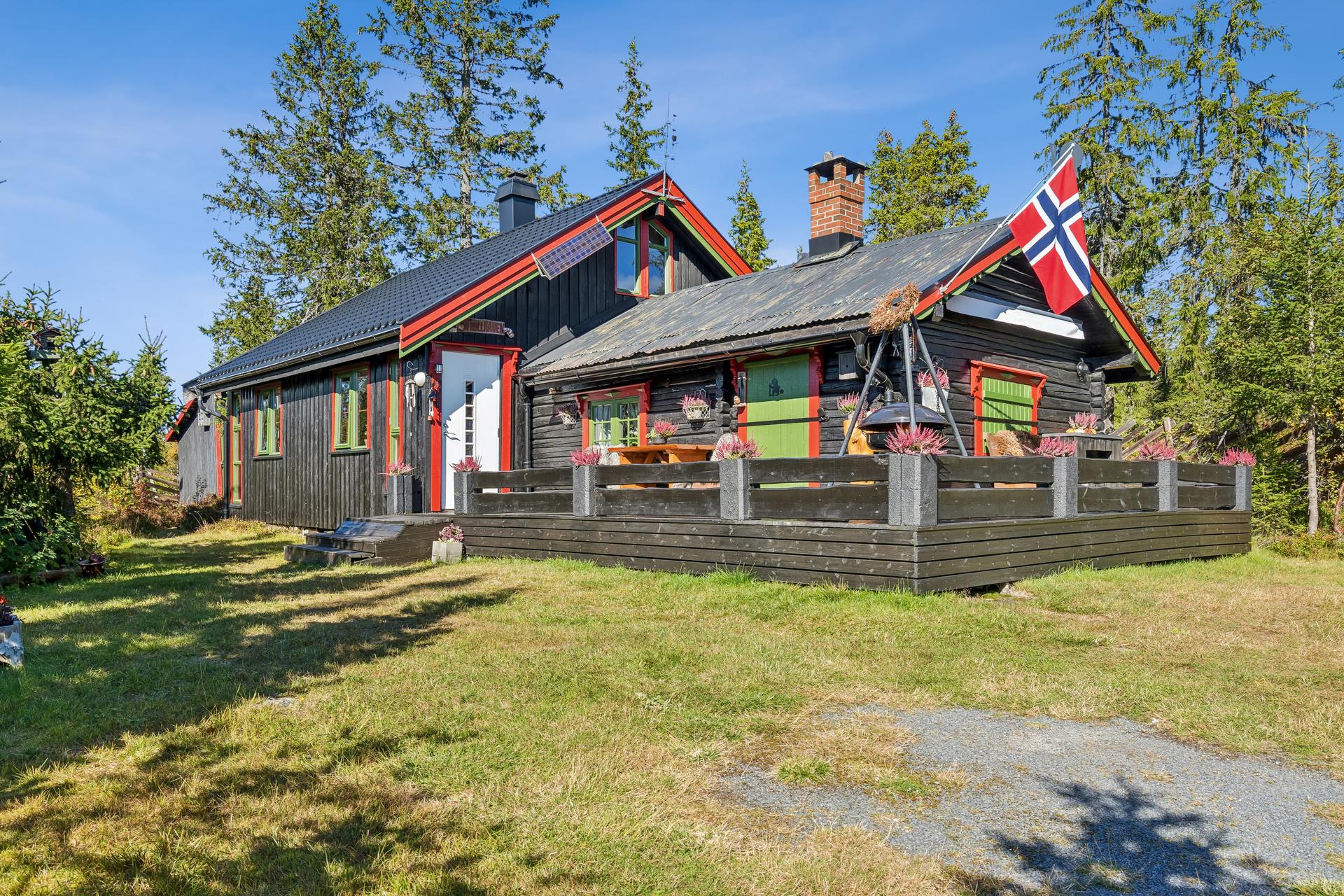 Tradisjonell fritidsbolig med tømmerkjerne fra 1942, utvidet med tilbygg i 1995.. Bilde nummer 2 av 3