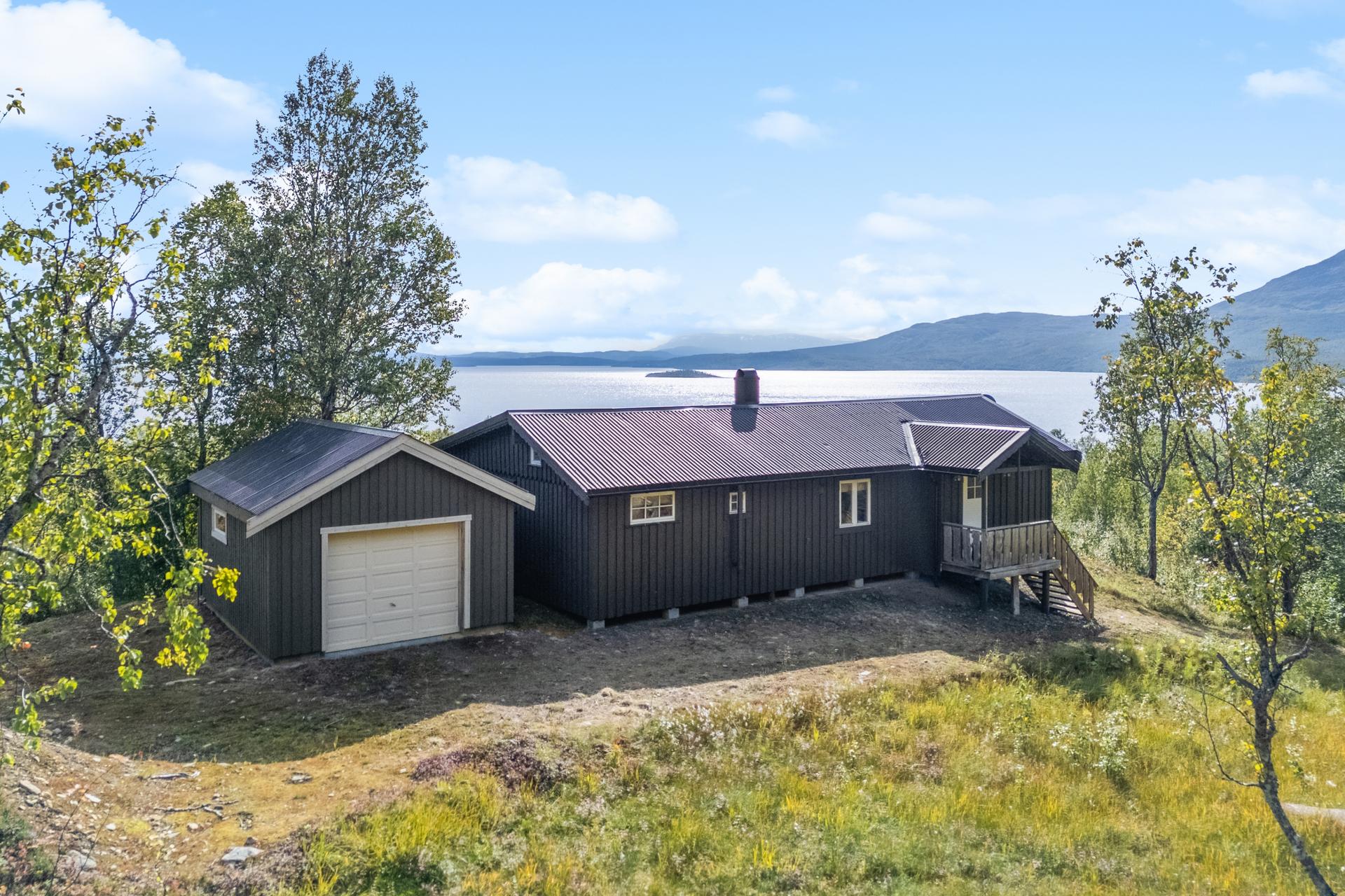 Fritidsbolig med utsikt over Røssvatnet. Stor terrasse og vinterhage. 3 soverom og hems. Eiet tomt på over 1 mål.. Bilde nummer 2 av 3