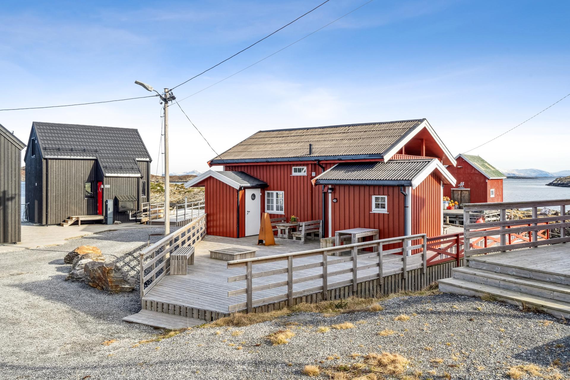 Koselig fritidsbolig/brygge på vakre Lovund. Totalrenovert 2003. Privat kai og store solrike uteområder. Bør sees!. Bilde nummer 2 av 3