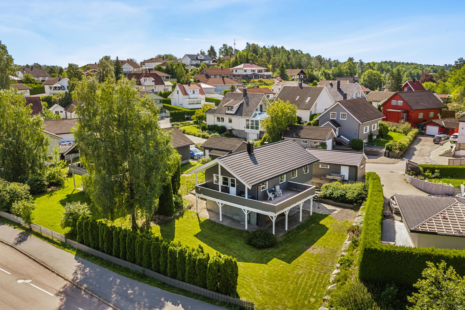 Enebolig over to plan med en pent opparbeidet hage og separat garasje, i populært og etablert boligområde på Ambjørnrød.. Bilde nummer 2 av 3