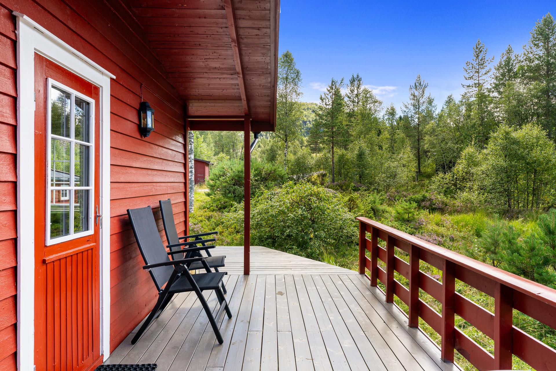 Hytten har en stor terrasse med god plass til utemøbler for å nyte omgivelsene.. Bilde nummer 2 av 3