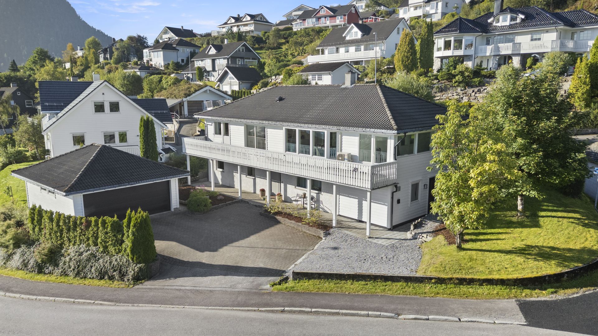 Eigedomen er innhaldsrik og betydelig påkosta. Huset går over to plan med innreia leilegheit i underetasjen og stor frittståande garasje.. Bilde nummer 2 av 3