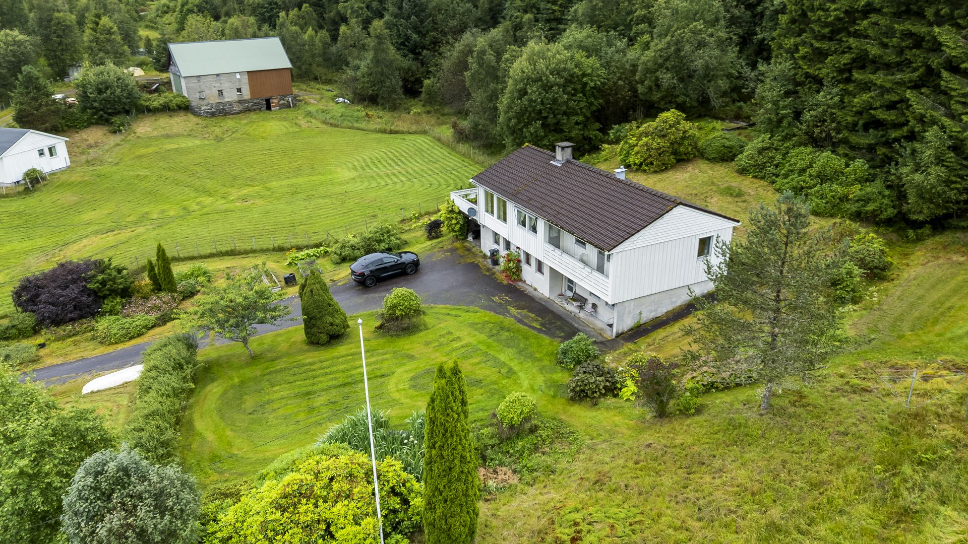 Eigedomen er utbygd med våningshus, kårbustad og ein eldre driftsbygning (brukt til lager/garasje). Bilde nummer 2 av 3