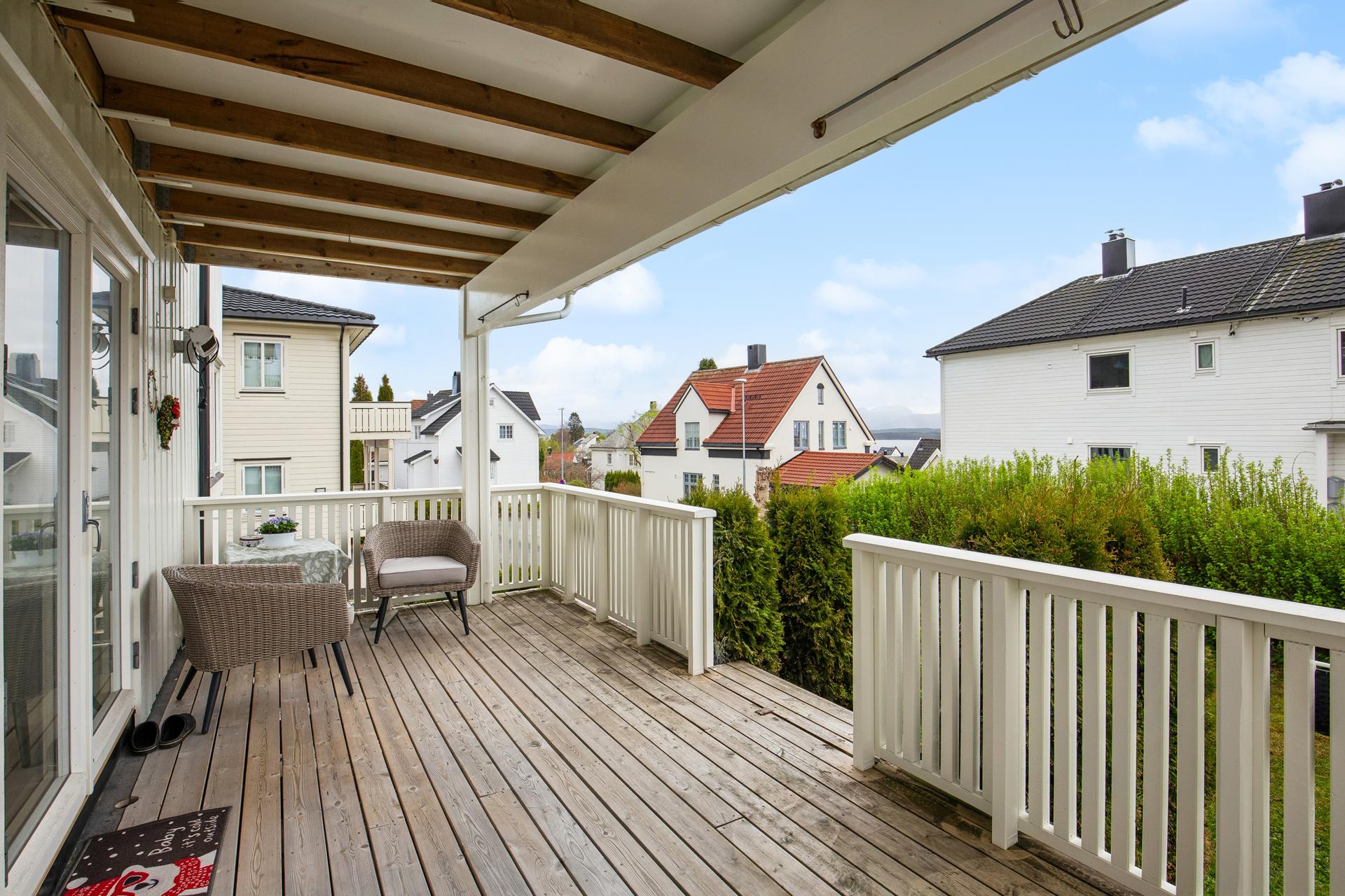 Leiligheten i 1. etasje har en overbygd, sydvendt veranda på 14 m² med videre tilgang til felles hage.. Bilde nummer 3 av 3