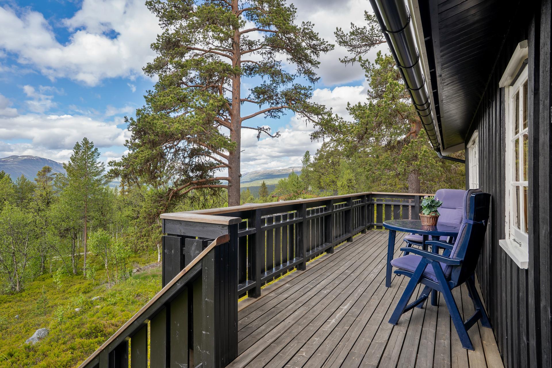 Den romslige, vestvendte terrassen ved inngangspartiet har god plass til sittegruppe.. Bilde nummer 2 av 3