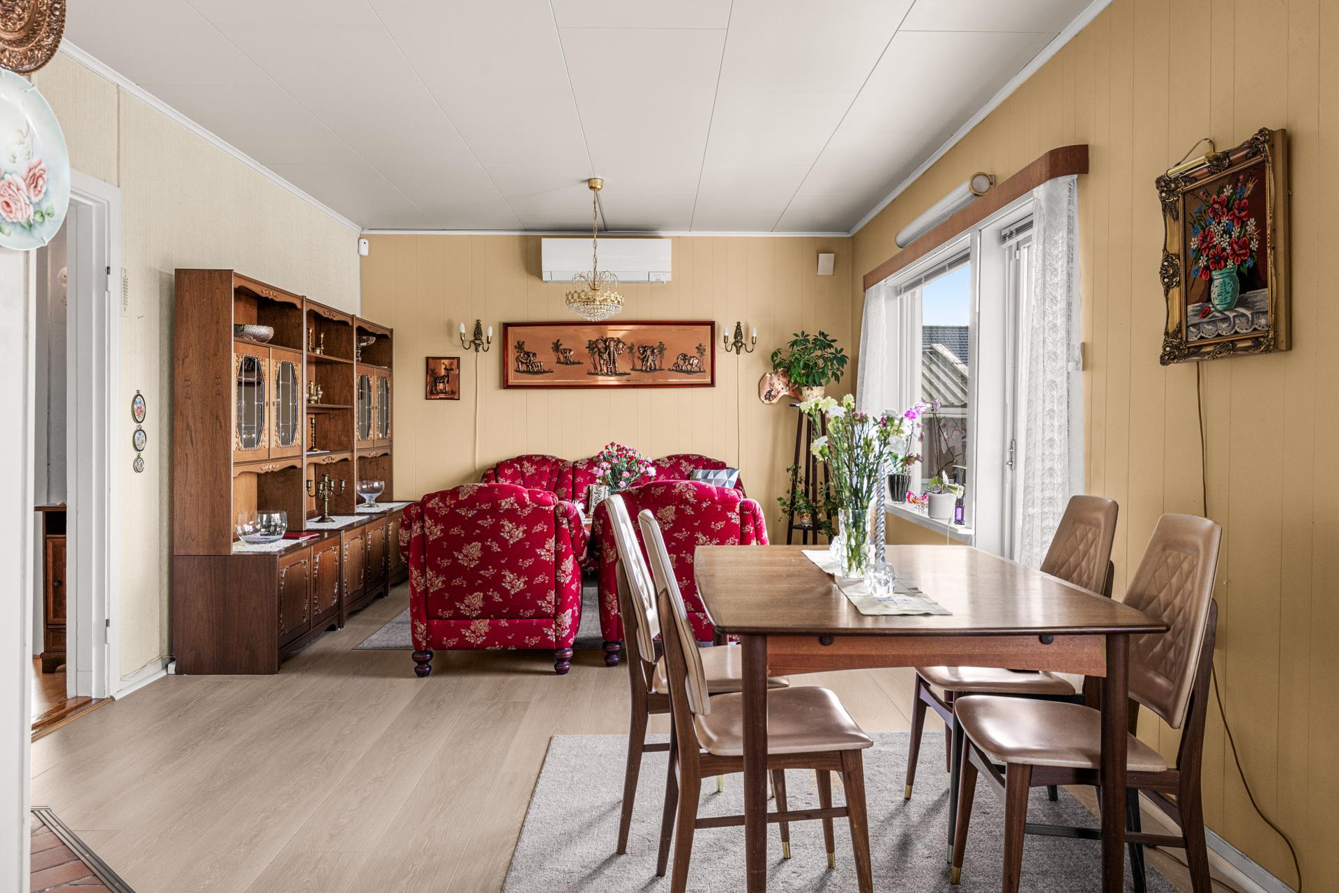 Lys stue med god plass til både sofagruppe og spisebord.. Bilde nummer 3 av 3