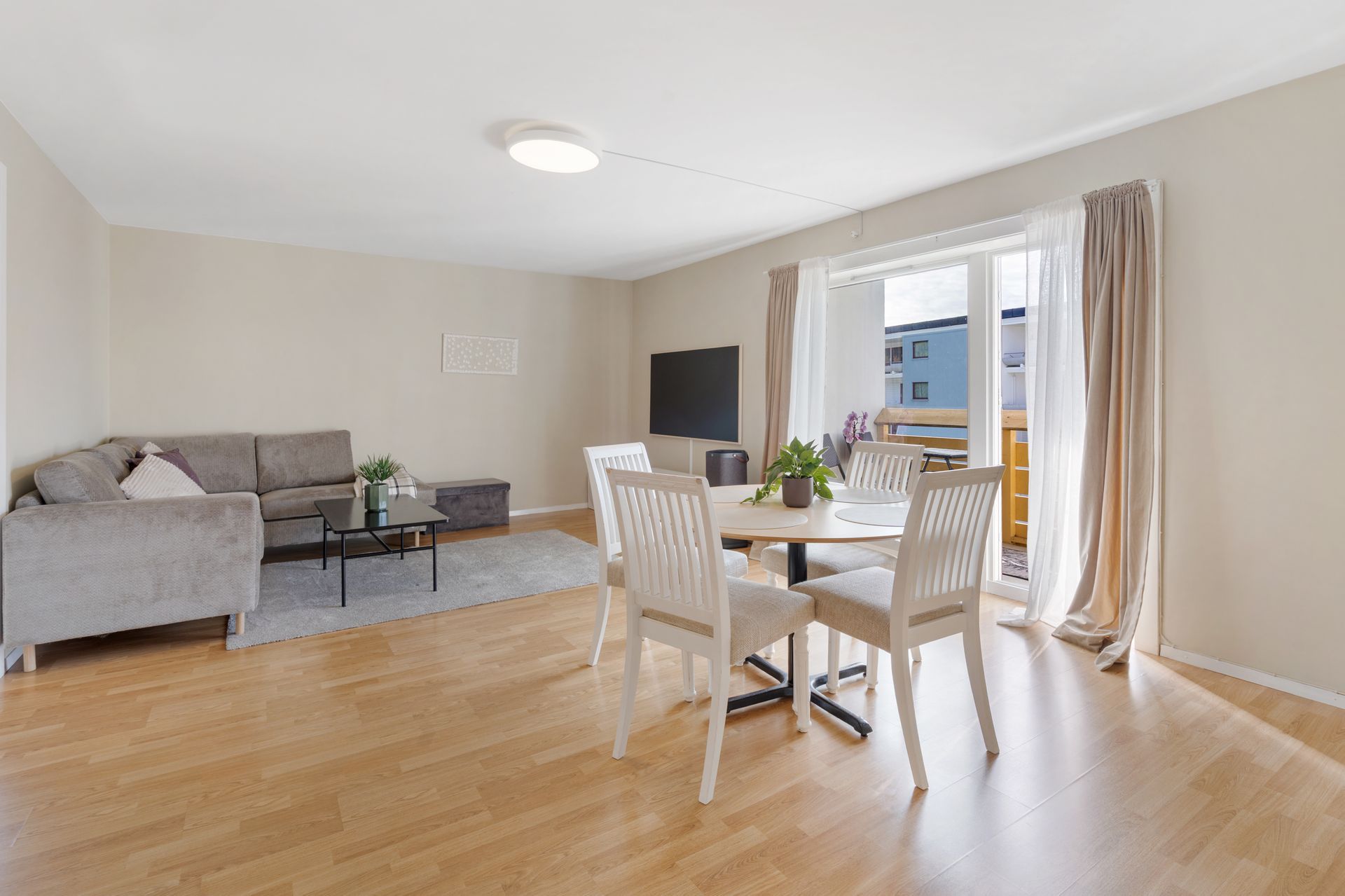 Velkommen til Stovner Senter 18 presentert av Madeleine Aursøy Larsson v/Eiendomsmegler1! Foto: Selimi Studio. Bilde nummer 1 av 3