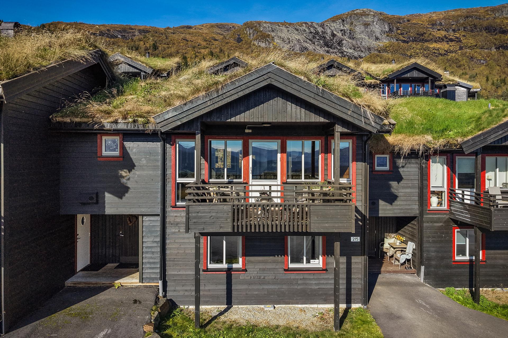 Velkommen til Tråstølsvegen 215. Foto: Inge Jørpeland / Imotiv AS. Bilde nummer 1 av 3