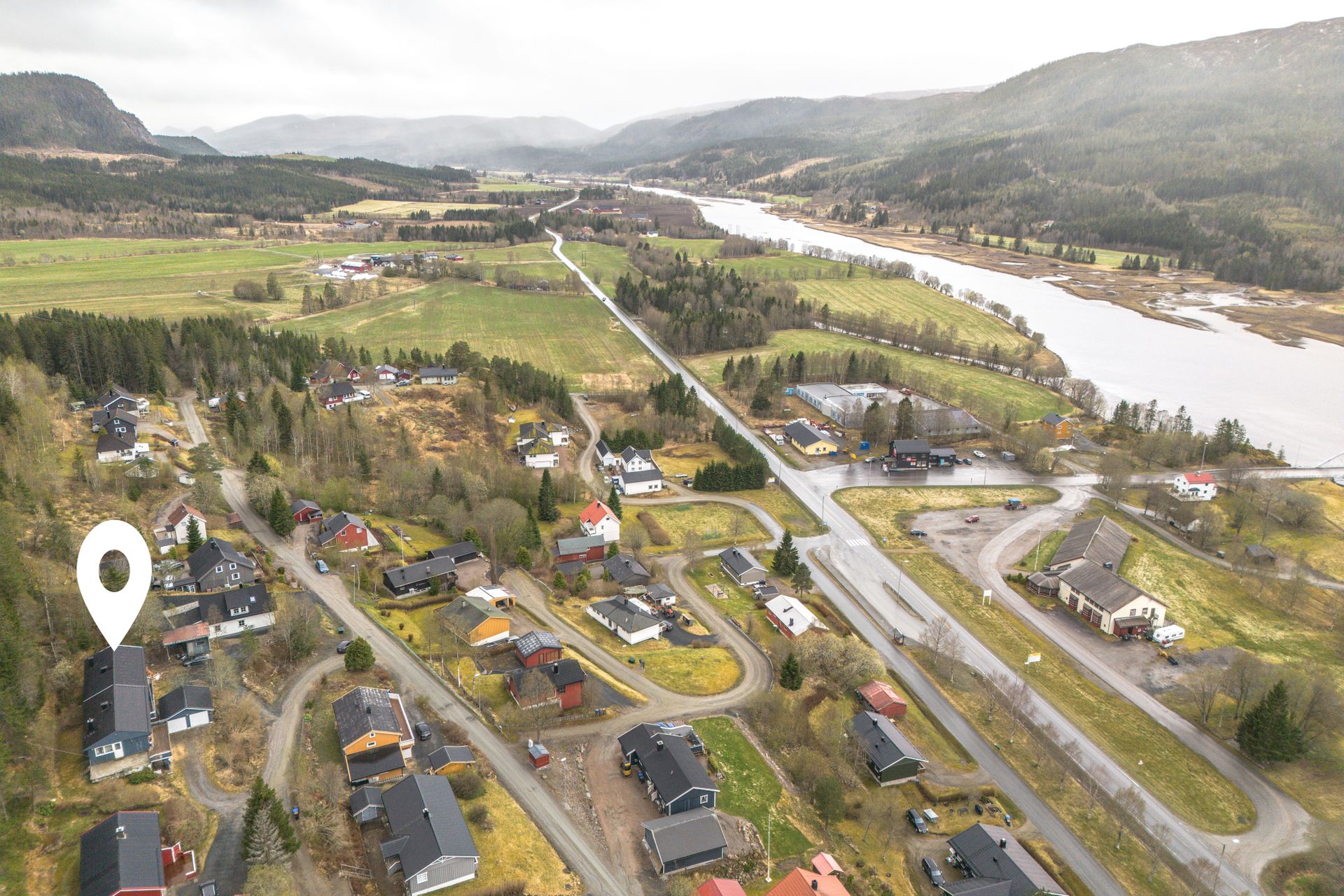 Renoveringsobjekt med en innholdsrik planløsning med bl.a. fire soverom og to stuer fordelt over to plan.. Bilde nummer 2 av 3