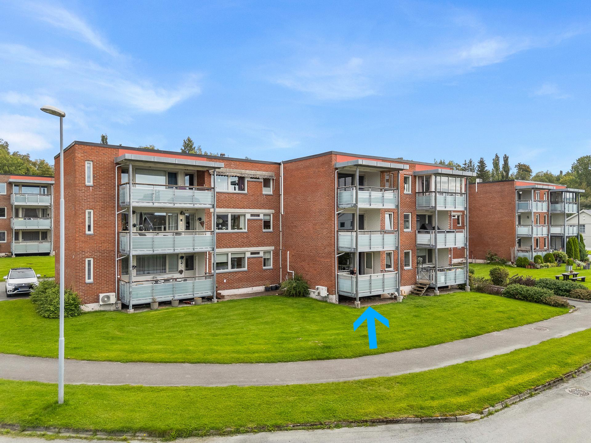 sør/vest vendt plassering med en "luftig" plassering. . Bilde nummer 1 av 3