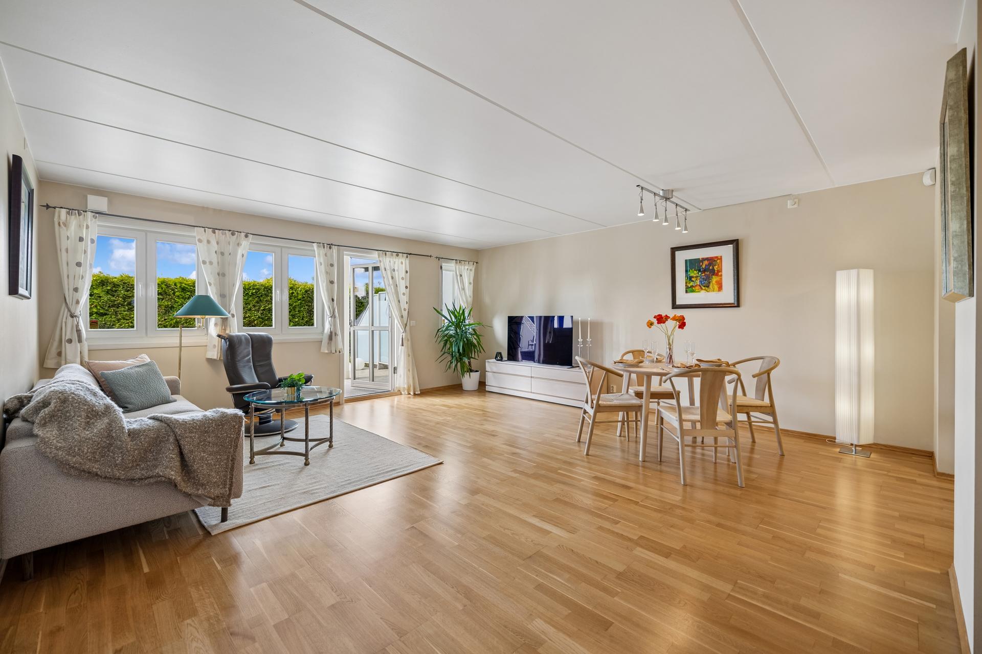 Velkommen til Ankerskogvegen 2B - En meget velholdt, gjennomgående og pen 3-roms leilighet med stor markterrasse og garasje. Foto: EFKT. Fotograf: Bente Nijora Aalberg. Bilde nummer 1 av 3