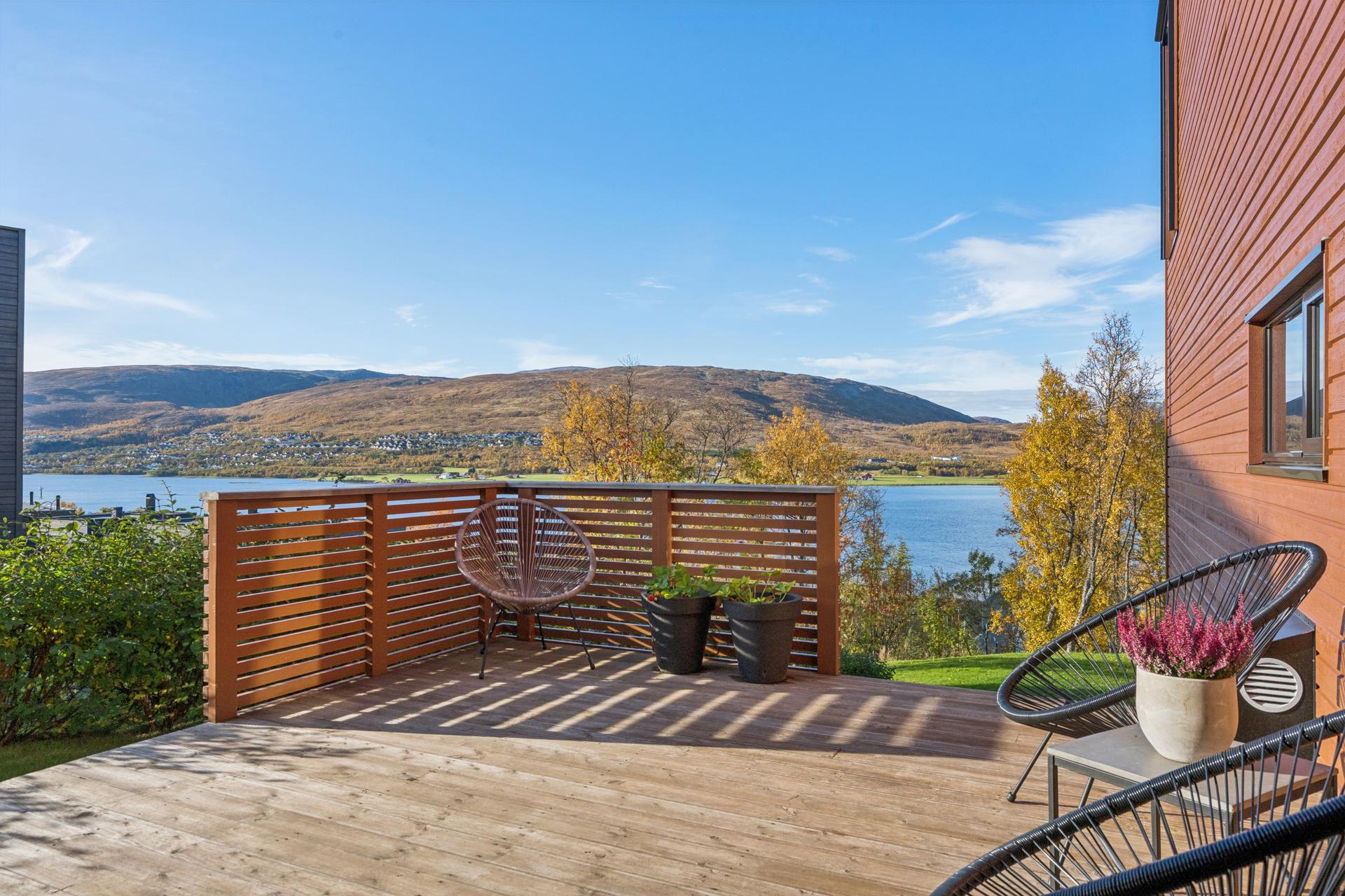 Terrasse på bakkeplan i trekonstruksjon med utsikt over fjorden.. Bilde nummer 2 av 3