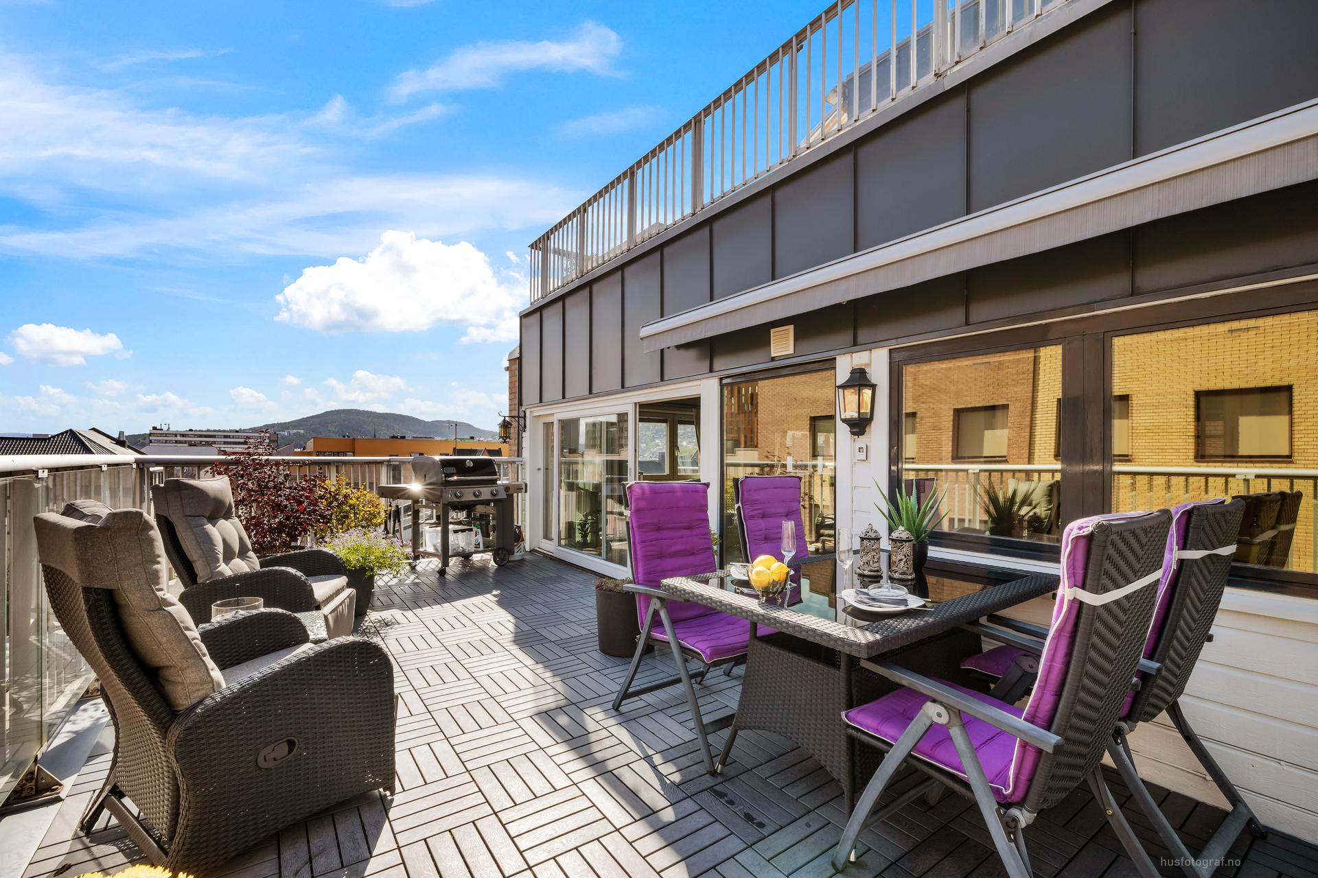 Egen takterrasse med god plass til flere sittegrupper og grill.. Bilde nummer 2 av 3