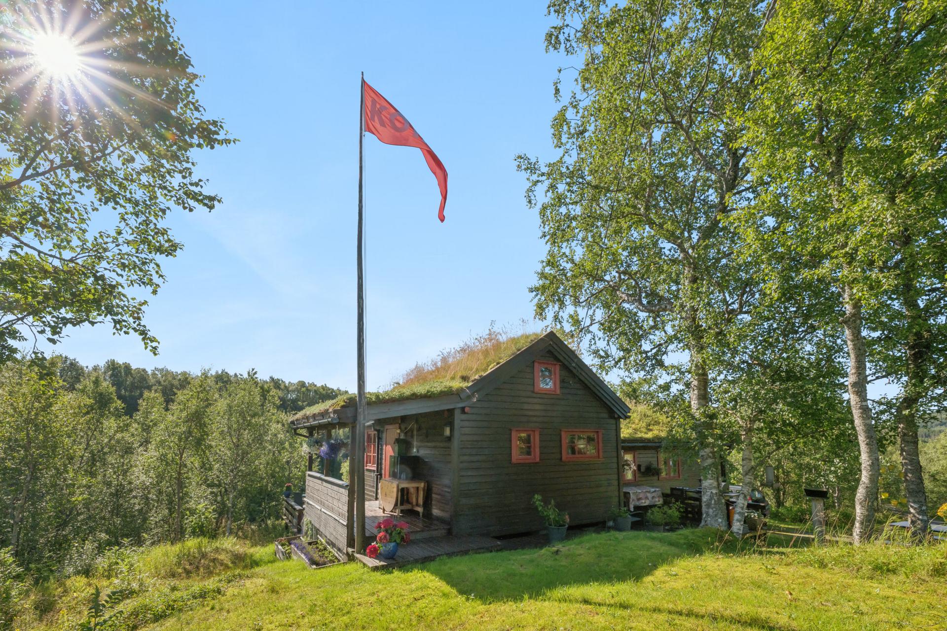 Eiendommen ligger i et skrånende terreng med flott utsyn og stor tomt. . Bilde nummer 3 av 3