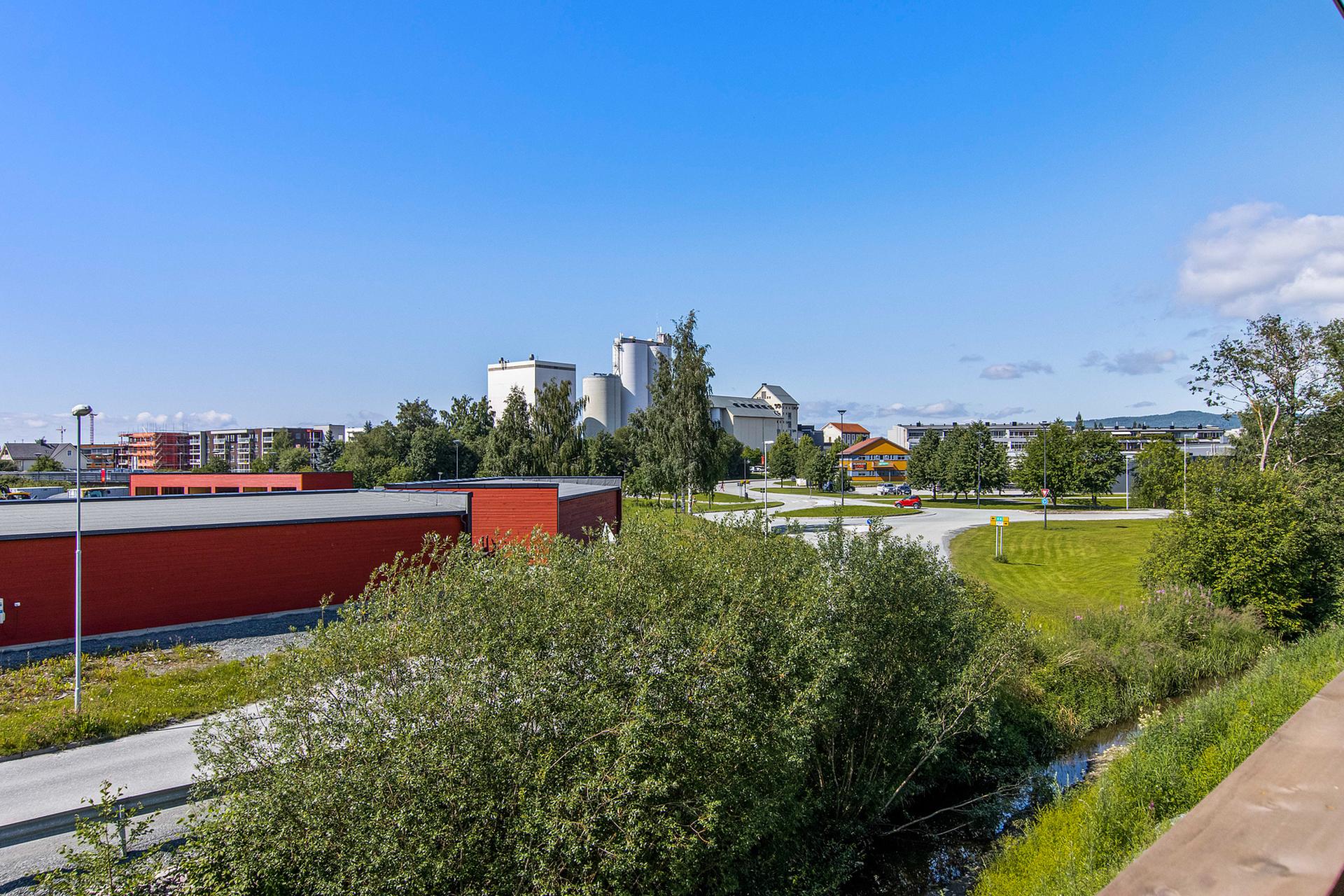 Utsikt fra leiligheten - sentral og solrik plassering. . Bilde nummer 2 av 3