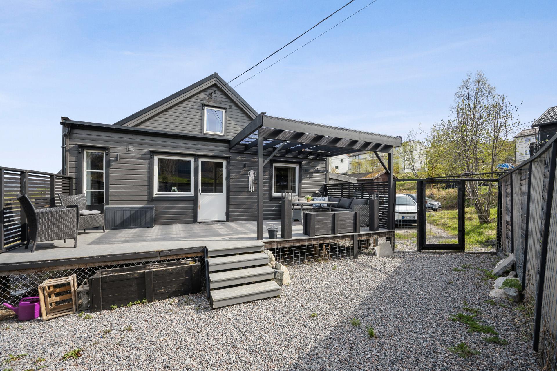 Rekkehuset ble utvidet med et tilbygg i 2009 og har en romslig uteplass med en terrasse på 23 m² bygget i 2020. Det er opparbeidet hundegård ifbm terrassen. . Bilde nummer 3 av 3