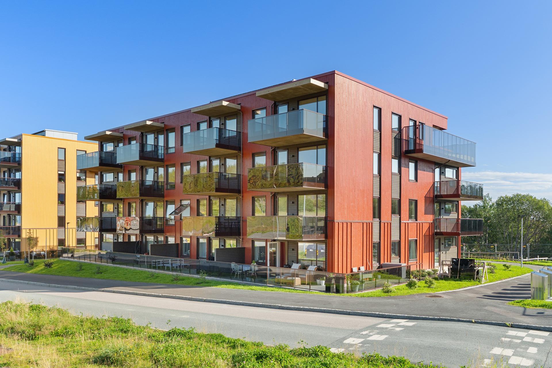 Leiligheten har flott og solrik beliggenhet i byggets 2. etasje. . Bilde nummer 3 av 3