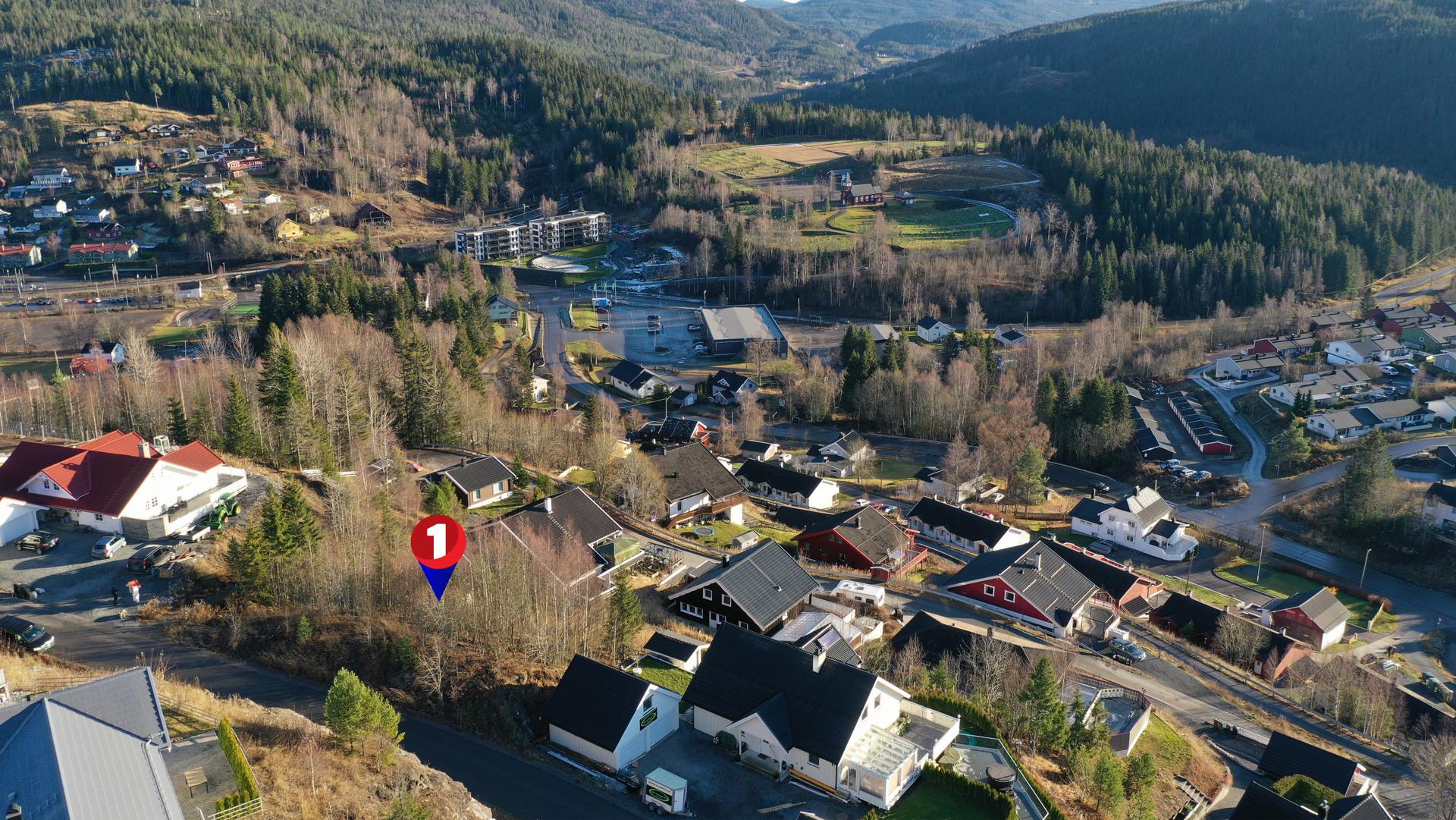 Fra eiendommen er det gangavstand til skole, barnehage, dagligvare og kollektiv transport via buss eller tog. Bilde nummer 3 av 3
