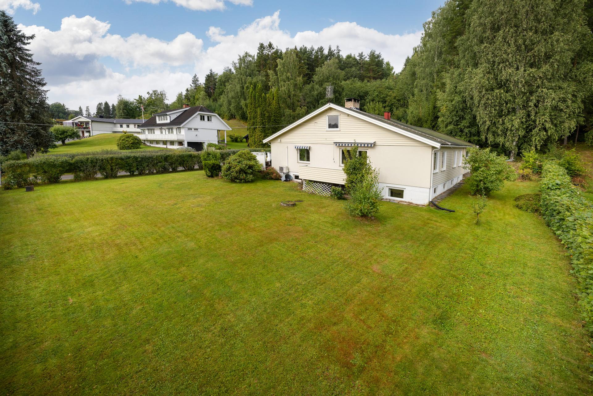 Beliggende i et etablert boligområde med kort vei til skoler og barnehager.. Bilde nummer 2 av 3
