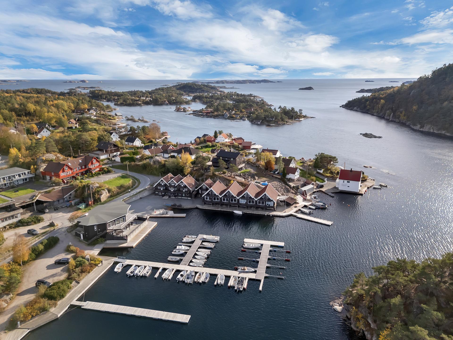 Ytterst i Trysfjorden, med et åpent skjærgårdslandskap som strekker seg mot horisonten.. Bilde nummer 3 av 3
