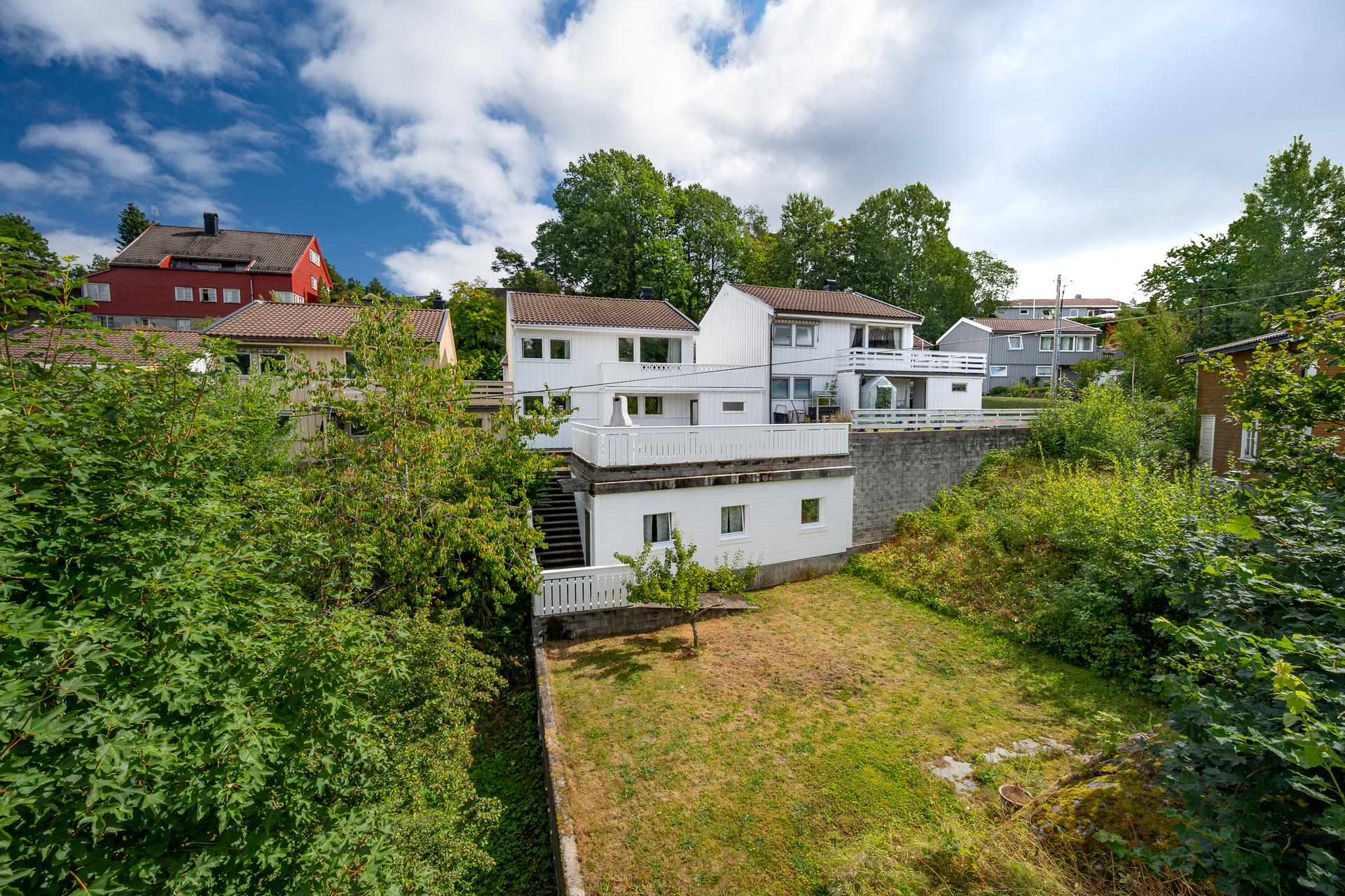 Boligen ligger i et etablert boligområde med hovedsakelig rekkehus og eneboliger.. Bilde nummer 2 av 3