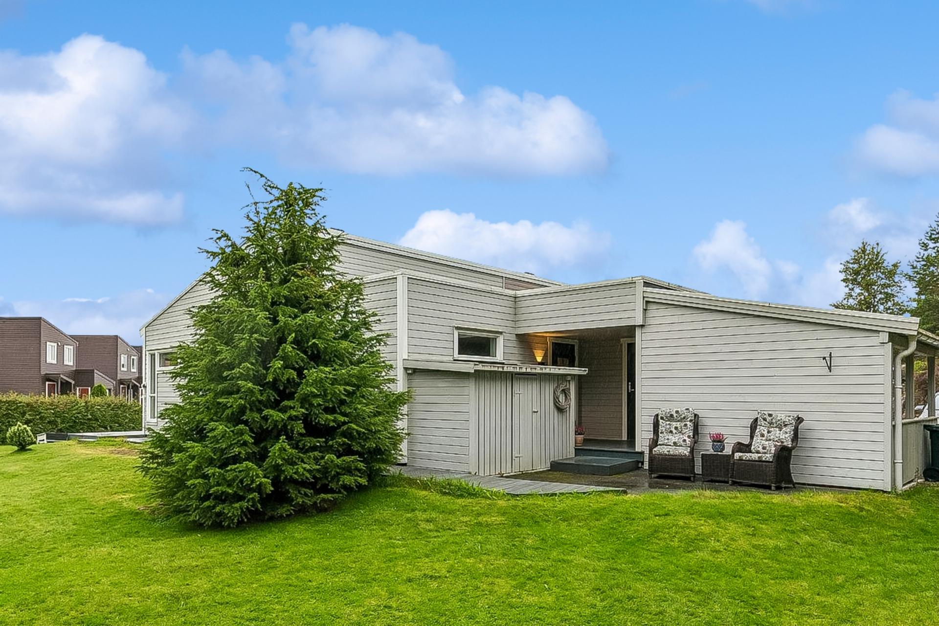 Enebolig i kjede m/carport, fin beliggenhet i et attraktivt borettslag. Bilde nummer 2 av 3