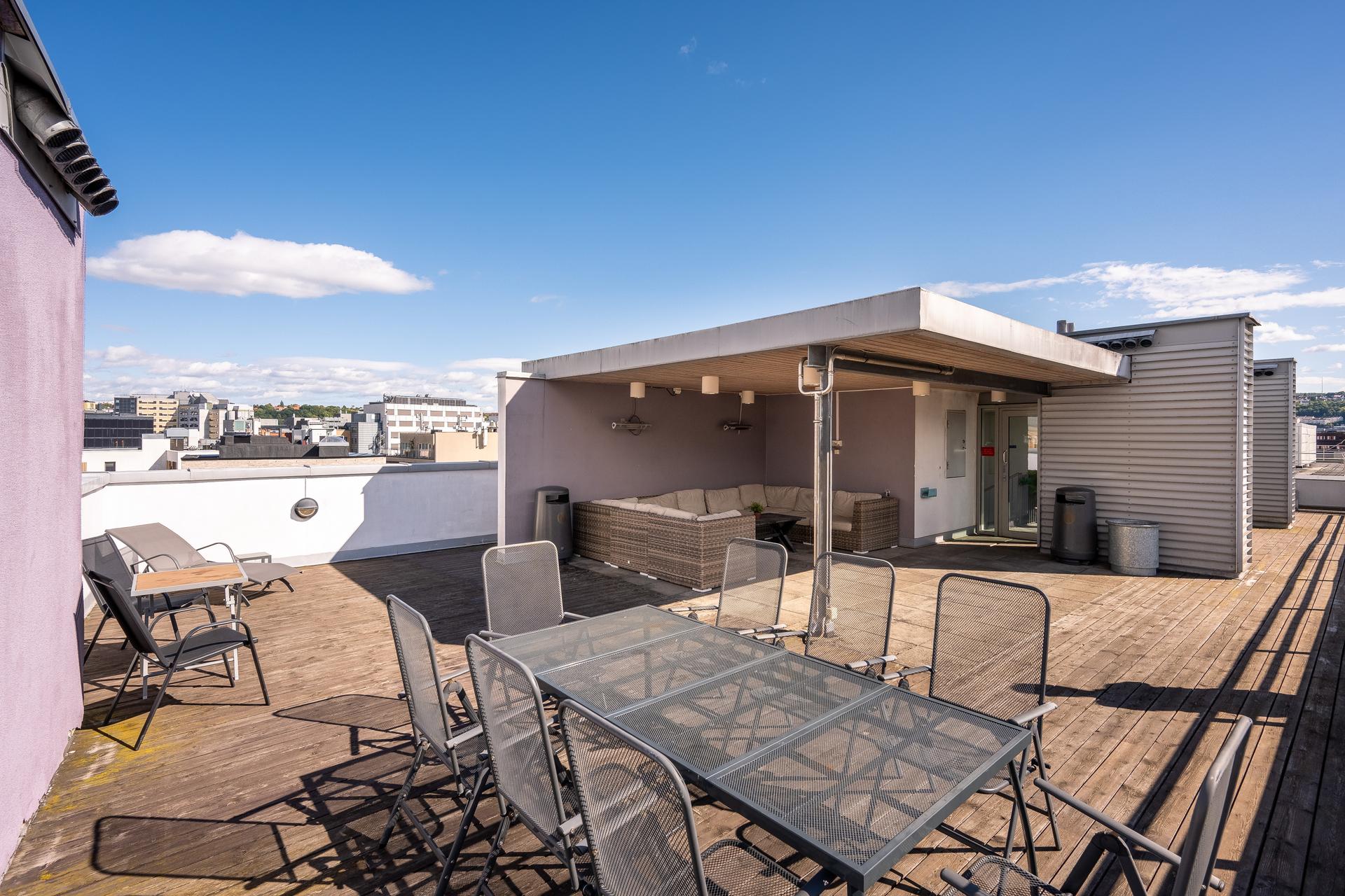 Vi begynner tidlig med takterrasse for her har man svært gode solforhold, sosiale sittegrupper for flere og man kommer seg enkelt til med heis!. Bilde nummer 3 av 3
