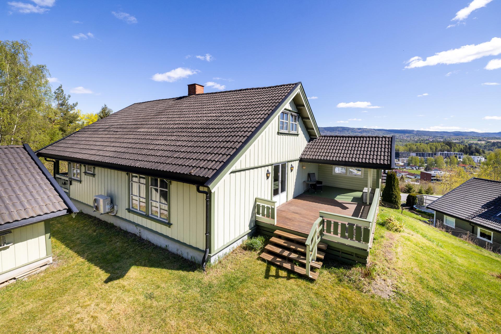 Enebolig med en stor og usjenert tomt . Bilde nummer 2 av 3