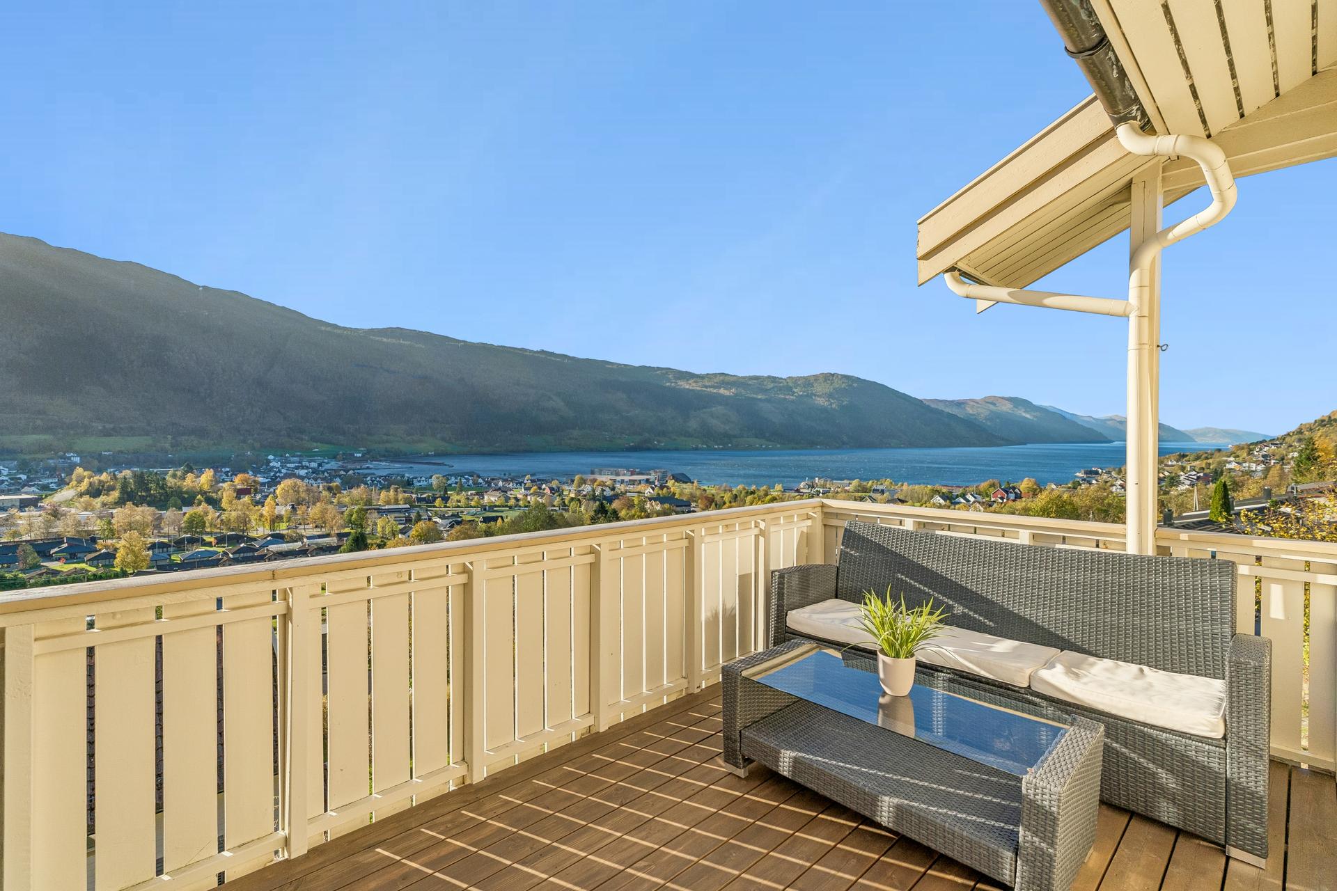 Holten 33A presentert av EiendomsMegler1 Nordfjord ved Sissel Halnes
Foto: Svein Olav Humberset/EFKT
Balkongen har god plass til sitjegruppe og byr på vidstrakt fjordutsikt.. Bilde nummer 1 av 3
