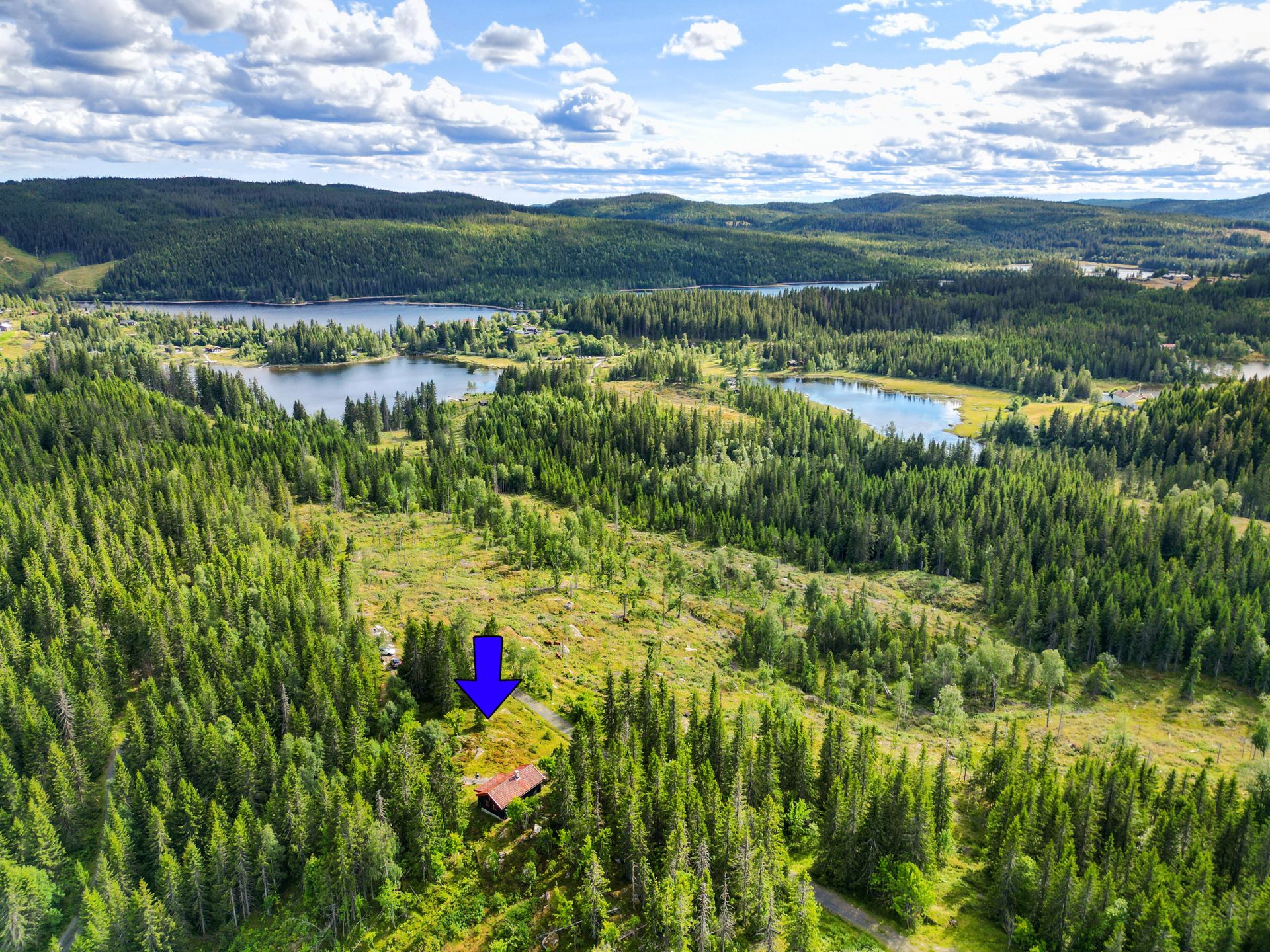 Hytta ligger fint og usjenert til, med kort vei til flotte bade- og rekreasjonsområder ved Svea, Viggern og Beltern.. Bilde nummer 2 av 3