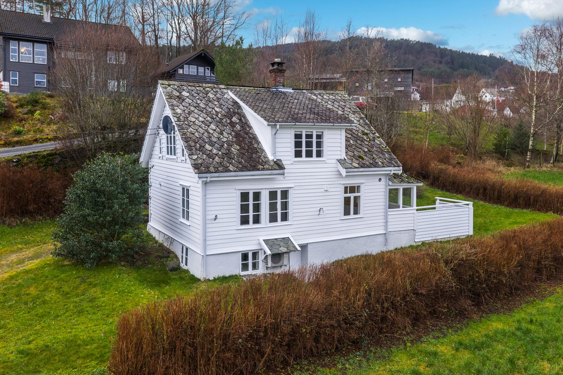 Et sjarmerende og idyllisk småbruk som byr på en sjelden mulighet til å eie en eiendom med nærhet til både landlige omgivelser og sjø. Foto: Vestbris. Bilde nummer 3 av 3