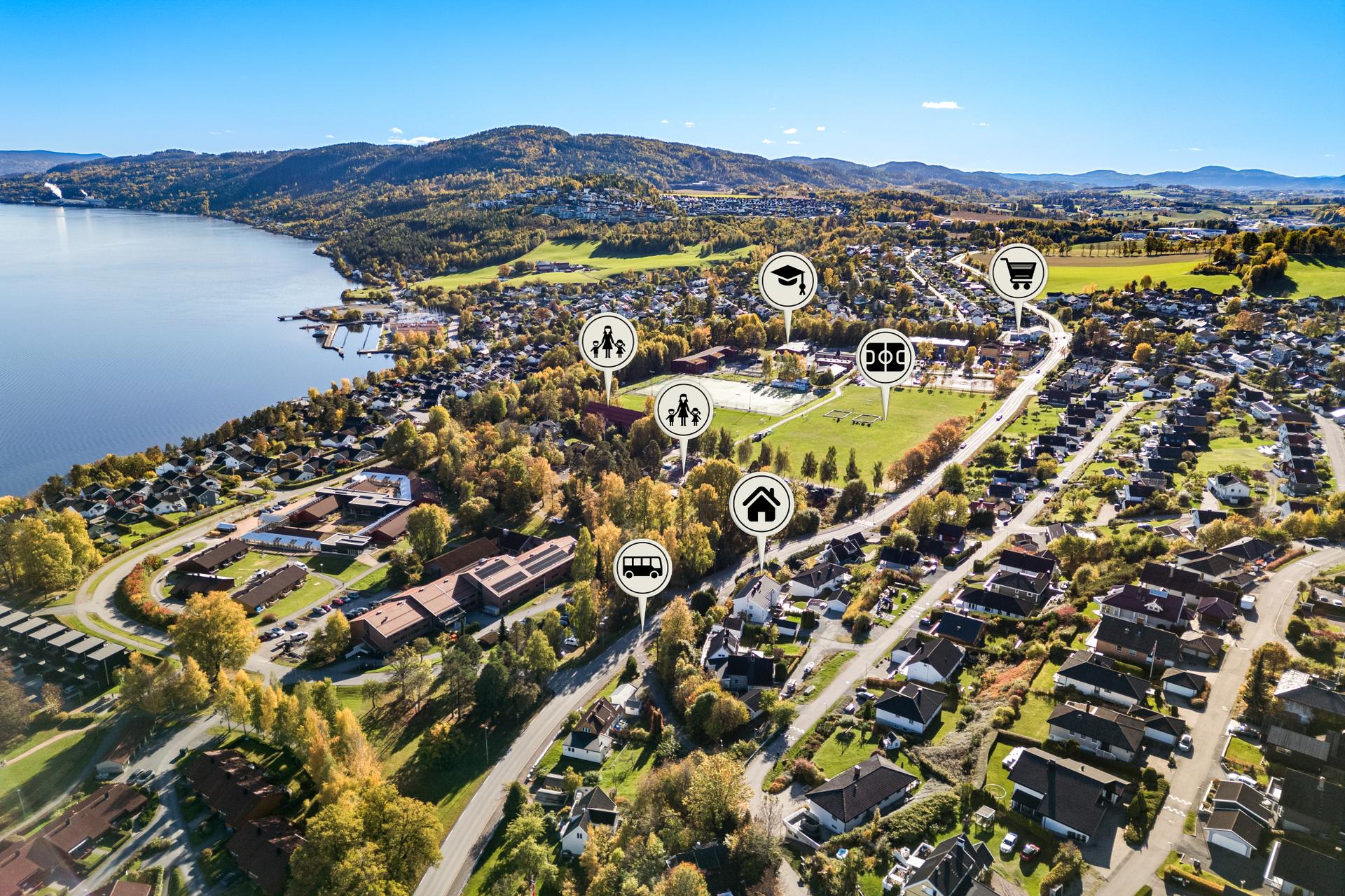 Kort gangavstand til bussholdeplass i Hyttemesterveien, Åskollen skole, idrettsanlegg og dagligvarebutikker. Bilde nummer 2 av 3