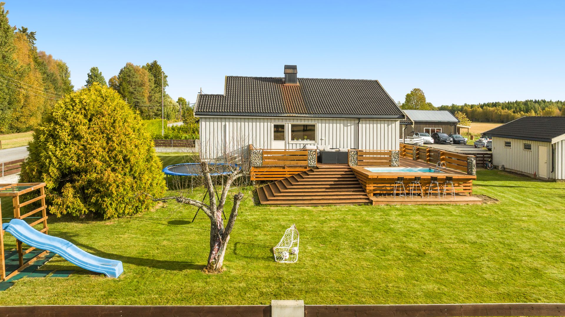 Innholdsrik enebolig over tre plan med stor tomt, terrasse og basseng.. Bilde nummer 2 av 3