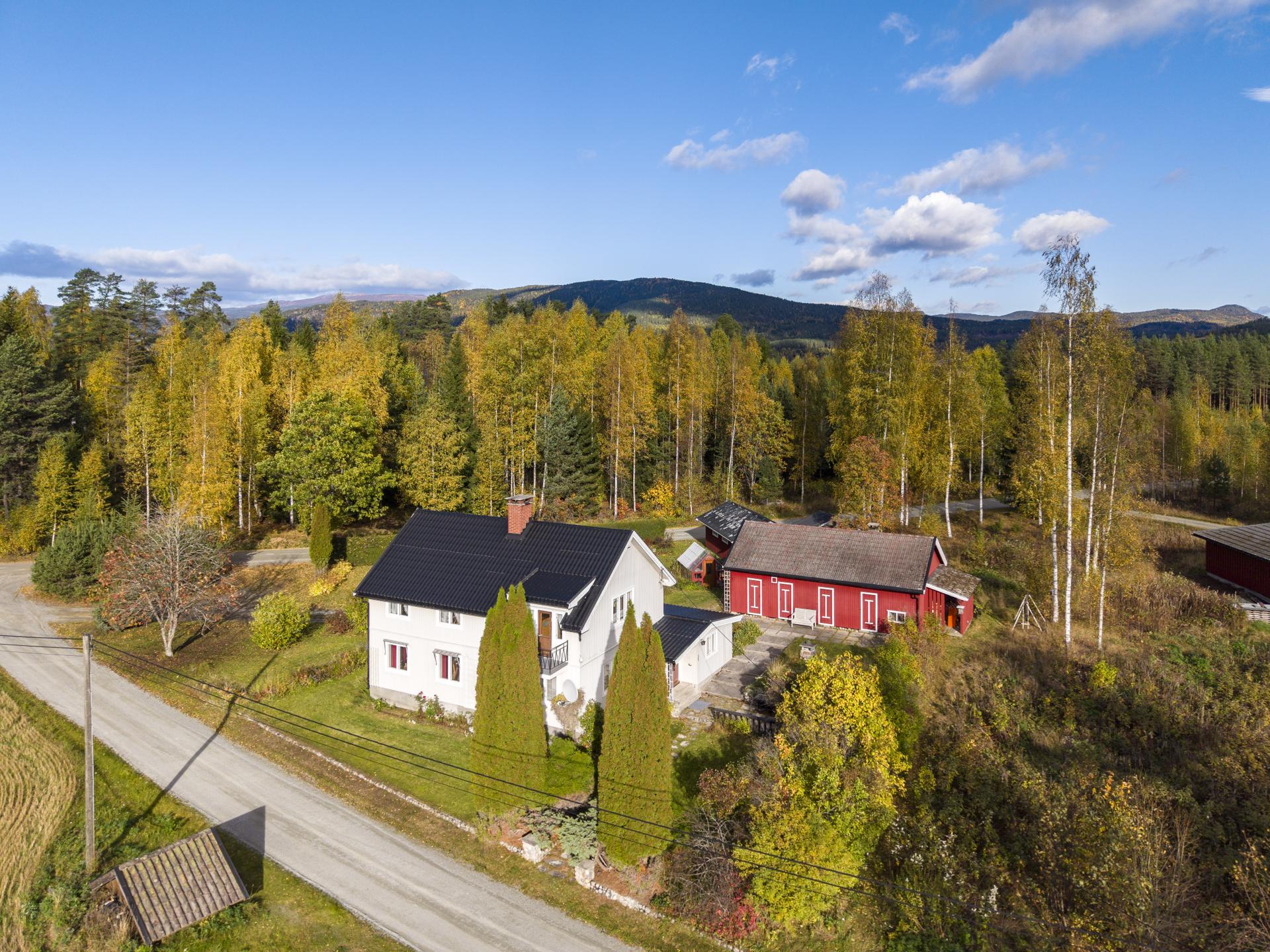 Innholdsrik enebolig over tre plan med stor tomt, frittstående garasje og stort uthus.. Bilde nummer 2 av 3