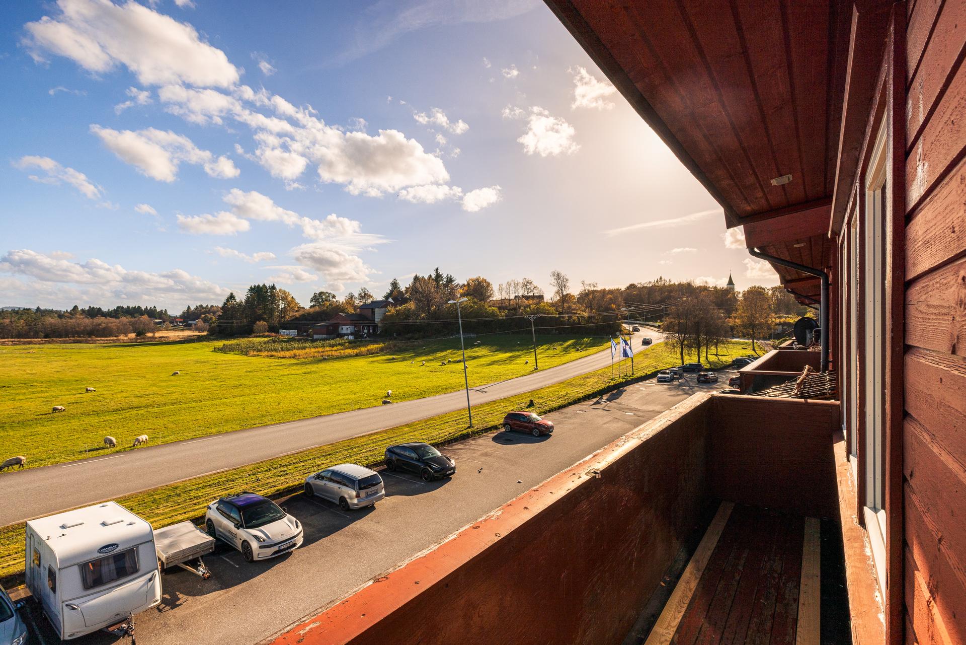 Selveierleilighet i toppetasjen med balkong og åpent utsyn over landskapet.. Bilde nummer 2 av 3