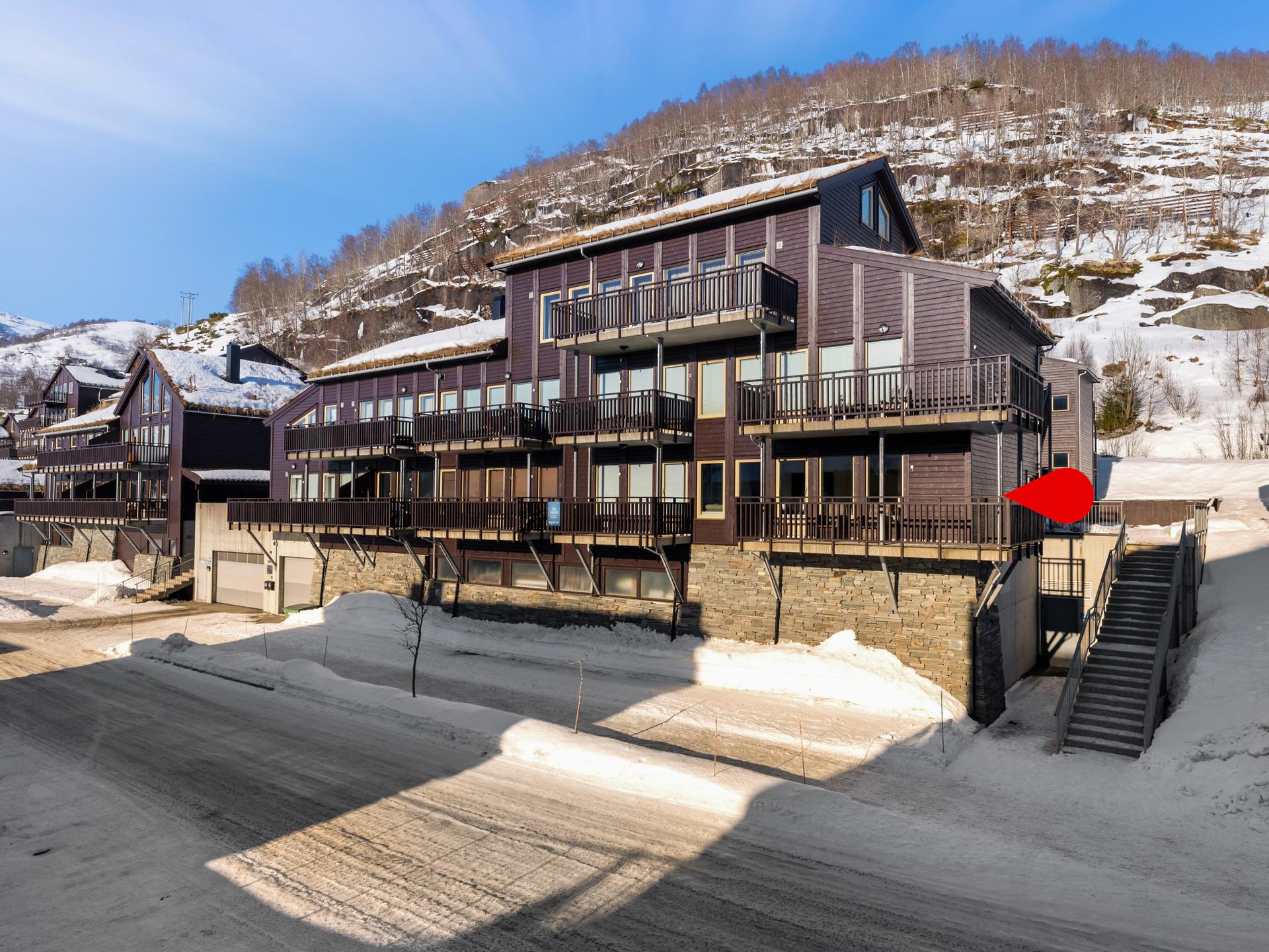 Dan Chruickshank presenterer: Lekkert renovert endeleil. med garasjeplass, utsikt stolheisen og flere boder. Stor, solrik balkong. Rett ut på ski.. Bilde nummer 3 av 3
