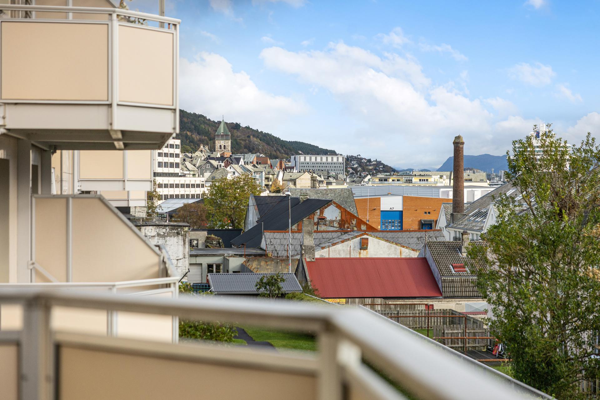 Med fin utsikt og kort vei til Ålesund sentrum og sydvendt balkong.. Bilde nummer 2 av 3