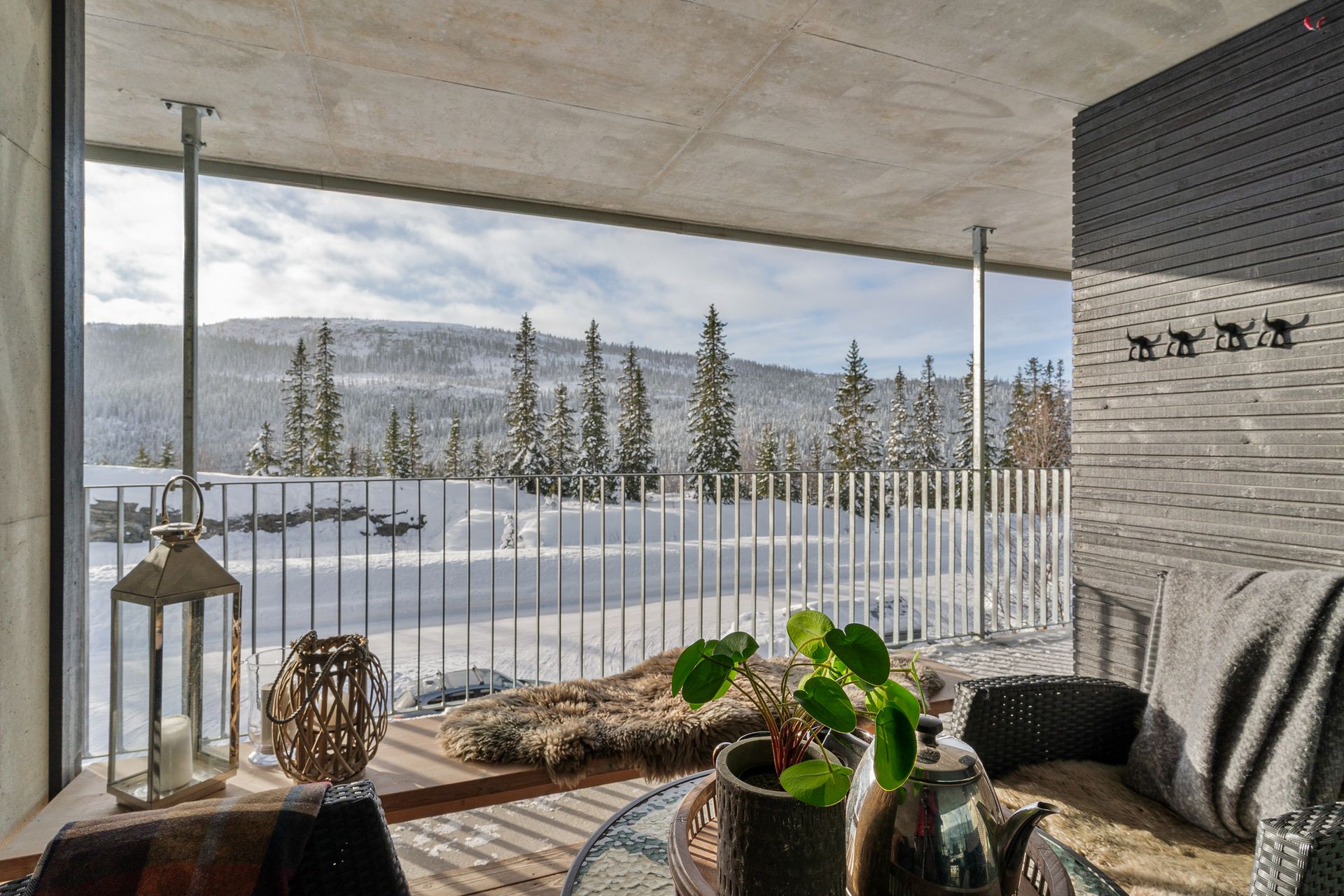 Den sørvendte og takoverbygde verandaen på 8 m² er en plass å slappe av i sola.. Bilde nummer 3 av 3