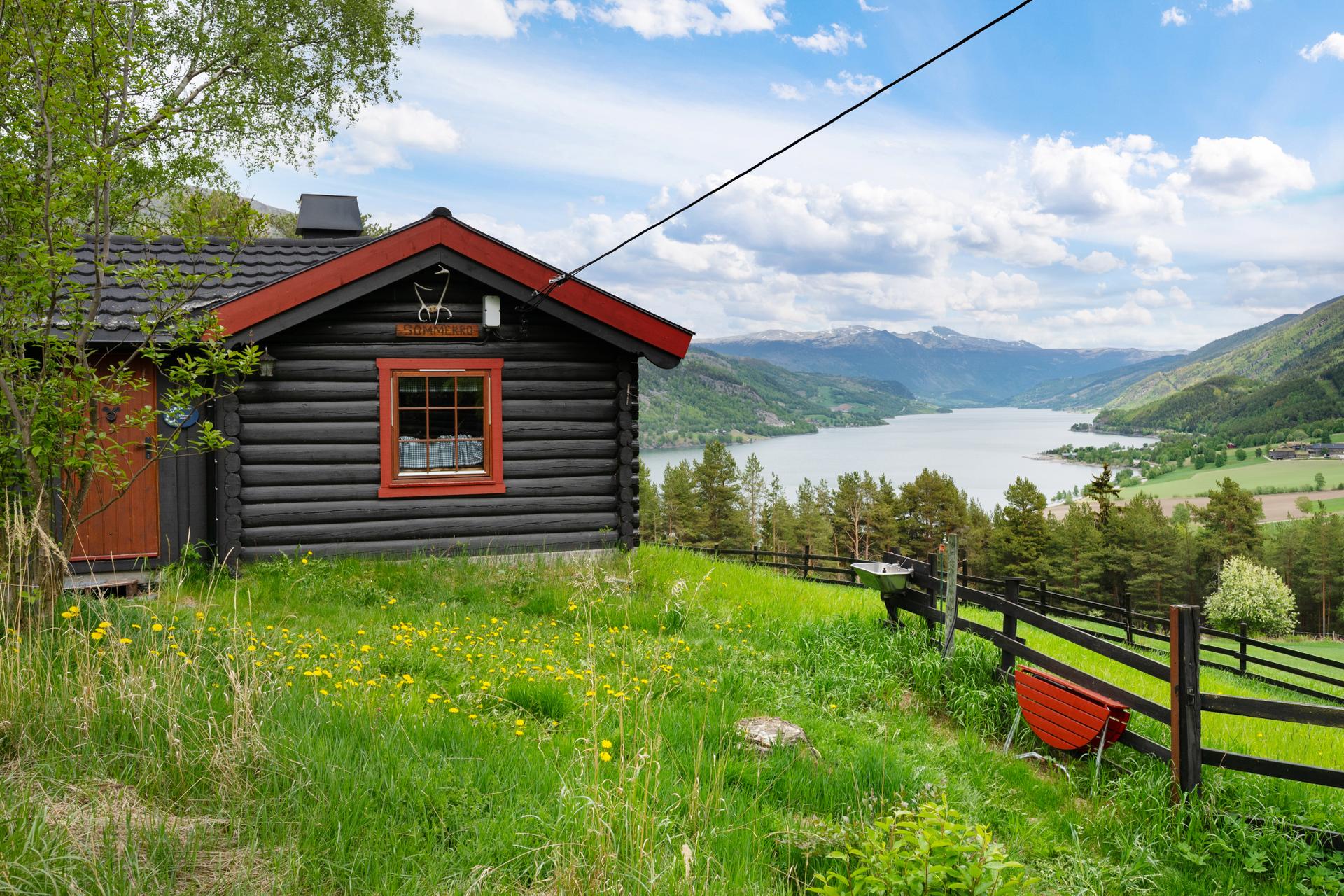 Eiendommen ligger i vakre og rolige omgivelser i Storrviksroe i Vågå.. Bilde nummer 3 av 3